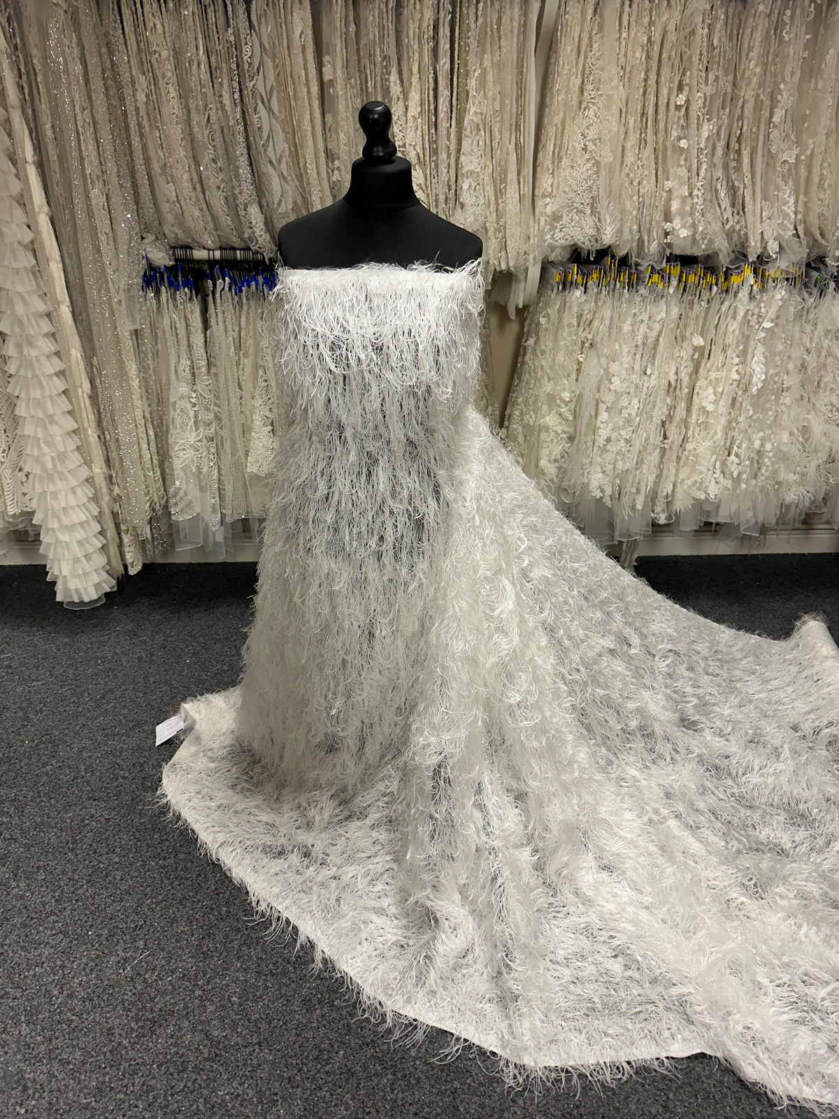 Elfenbeinfarbene Federspitze - Agenda