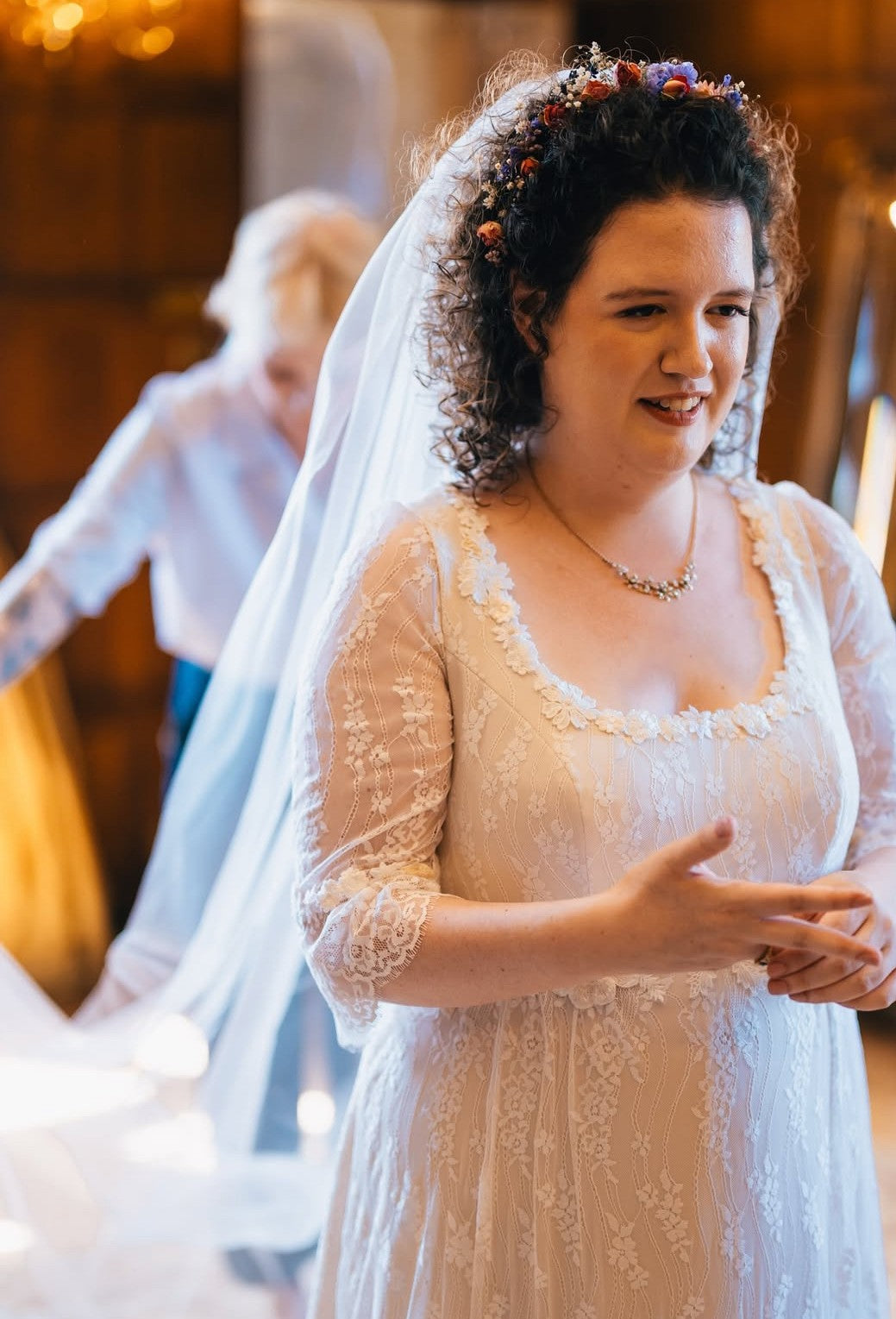 Elfenbeinfarbene Raschelspitze – Avery