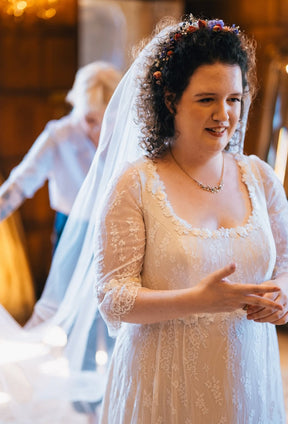 Elfenbeinfarbene Raschelspitze – Avery