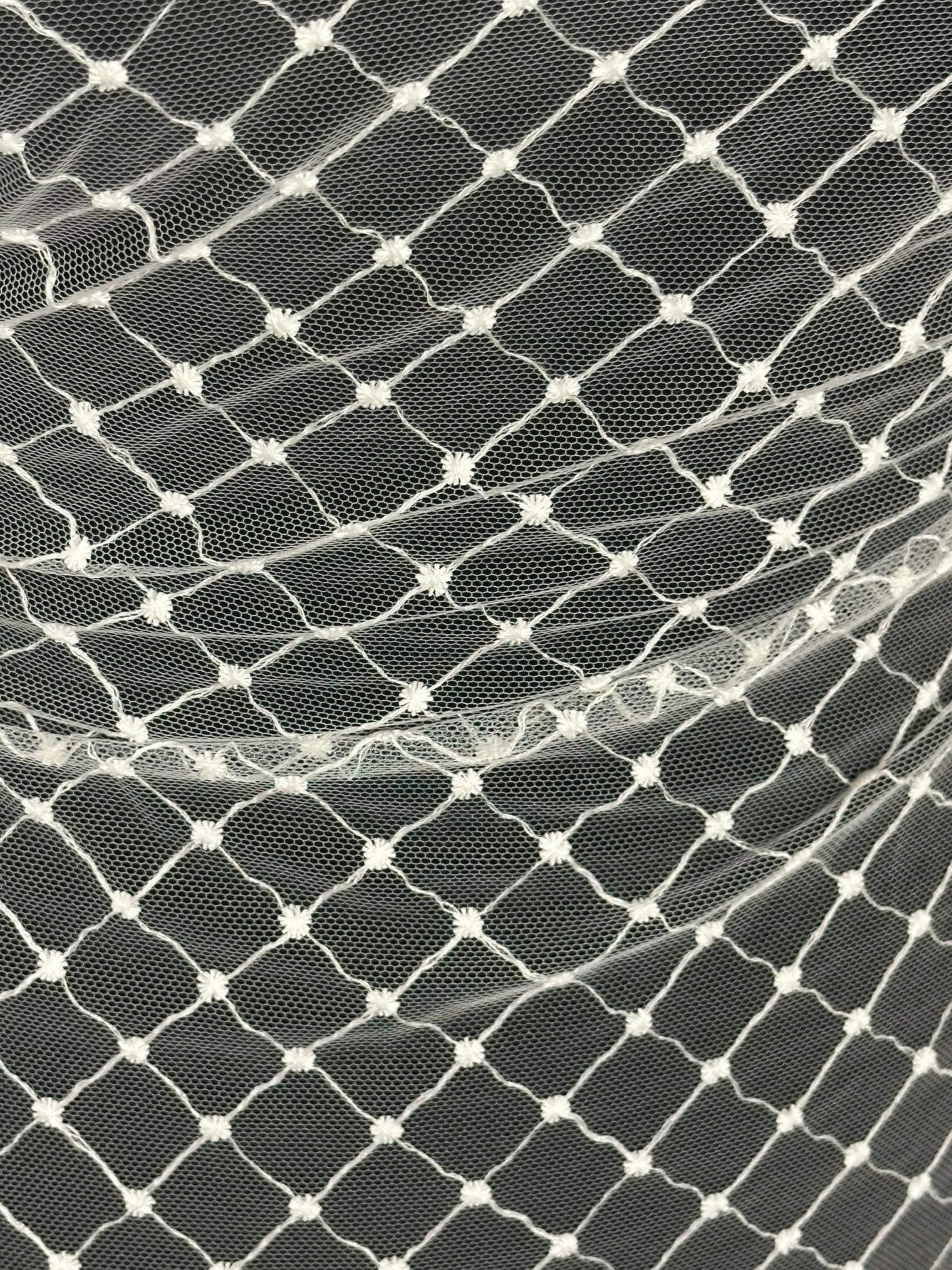 Elfenbeinfarbene, bestickte Gitterspitze - Quadira