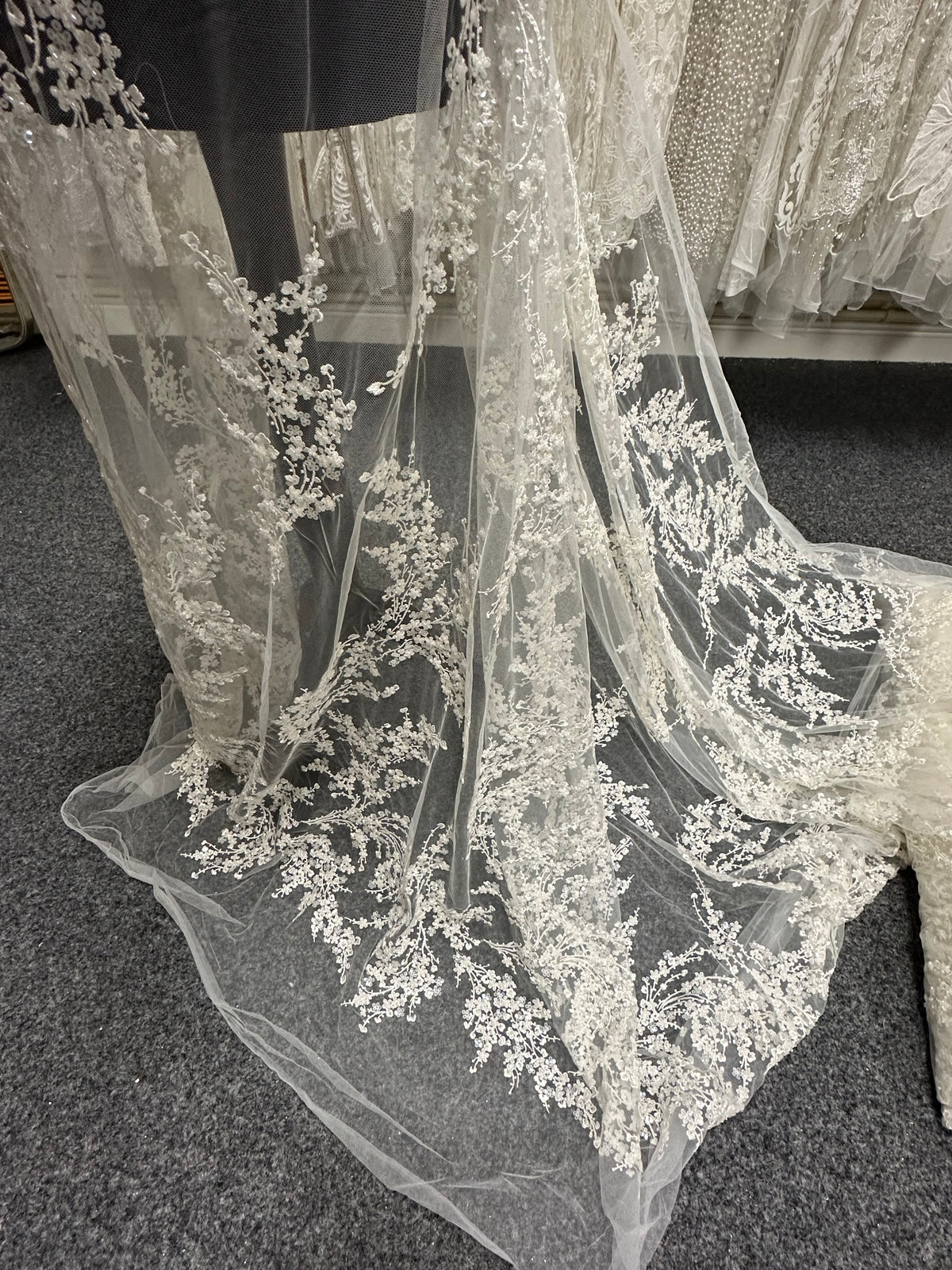 Elfenbeinfarbene, verzierte Stickspitze – Jazz