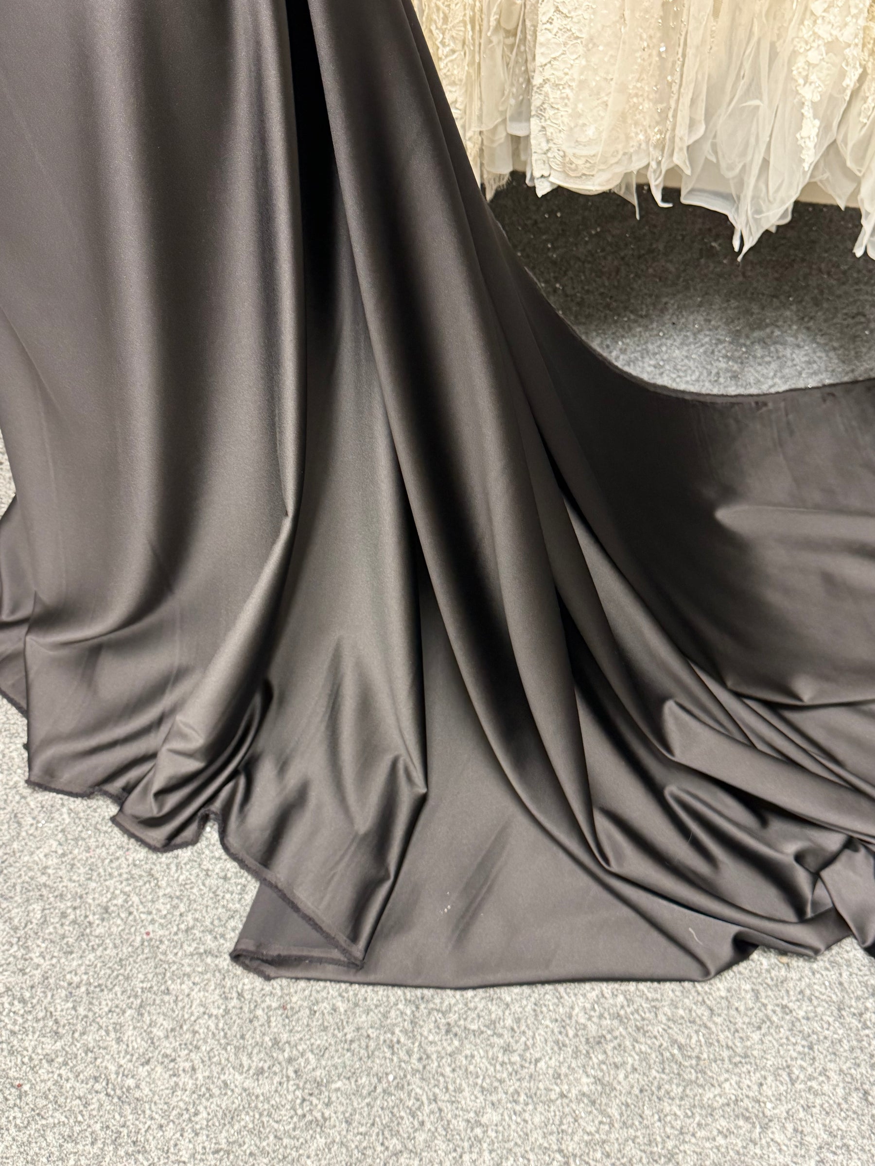 Schwarzer Polyester-Stretch-Satin – Estonia