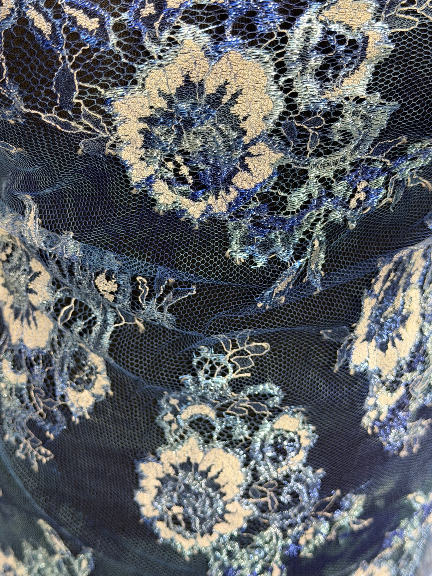 Blau bedruckte Chantilly-Spitze - P191