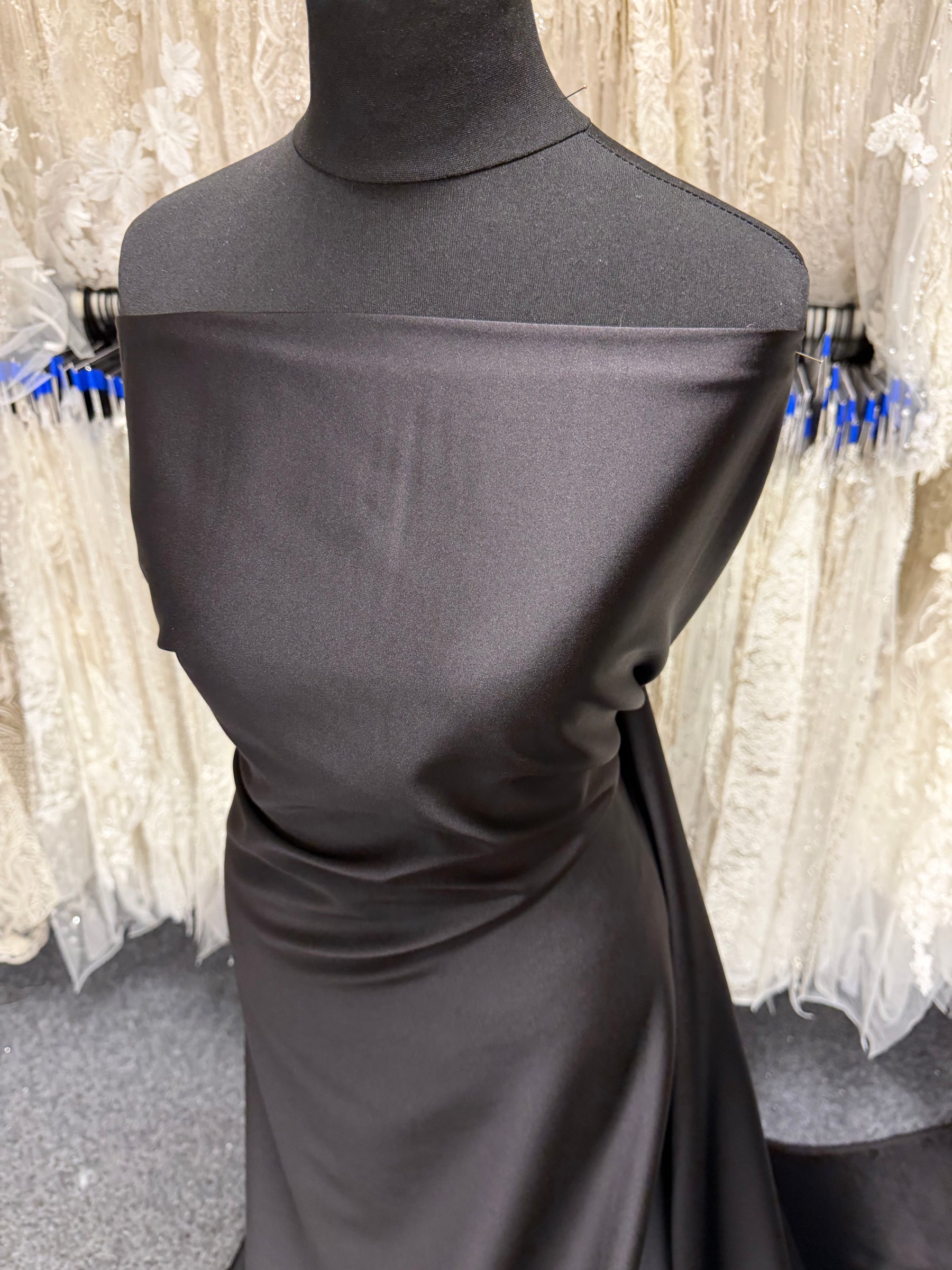 Schwarzer Polyester-Stretch-Satin – Estonia
