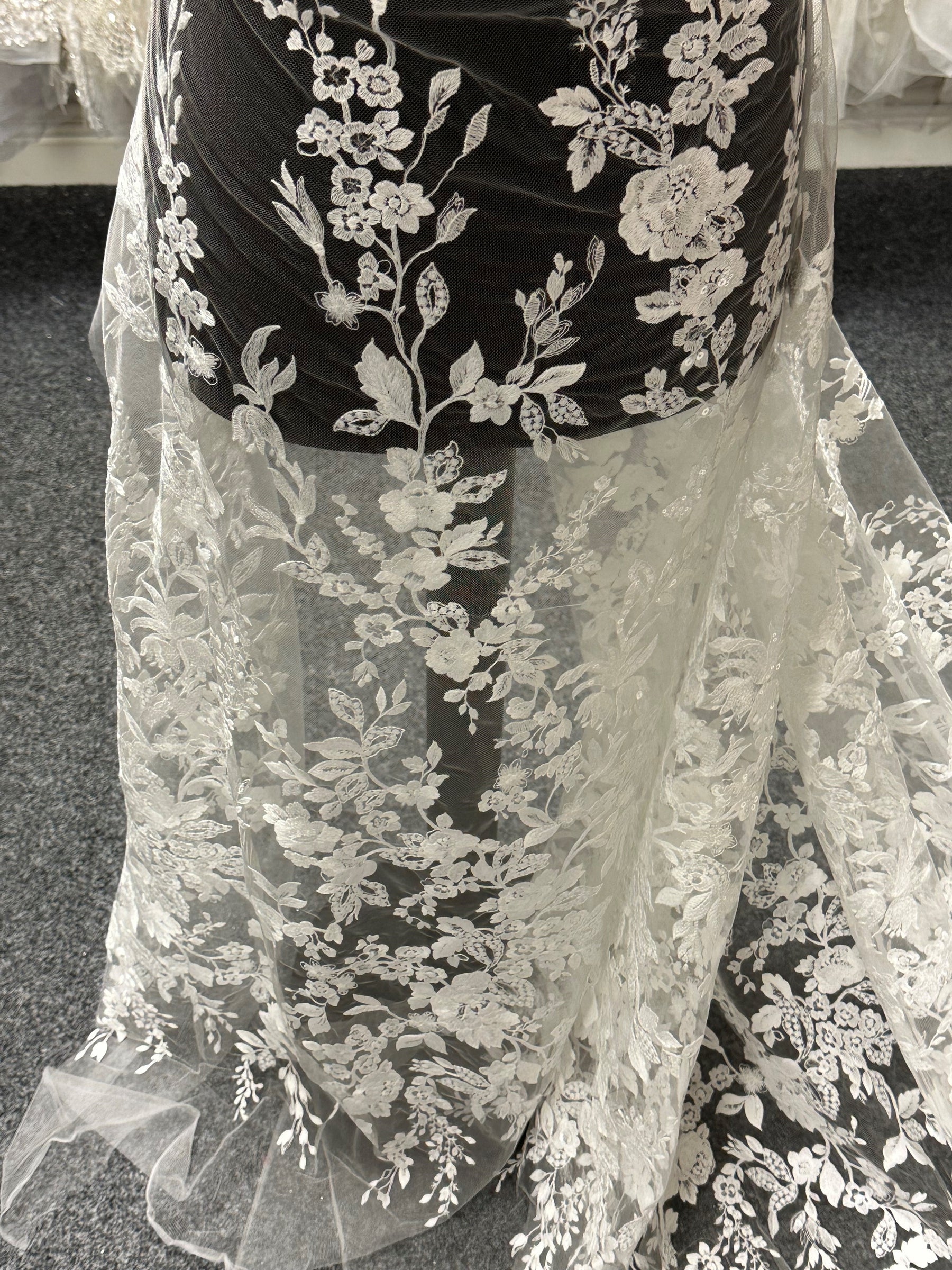 Elfenbeinfarbene Paillettenstickerei-Spitze - Lucien