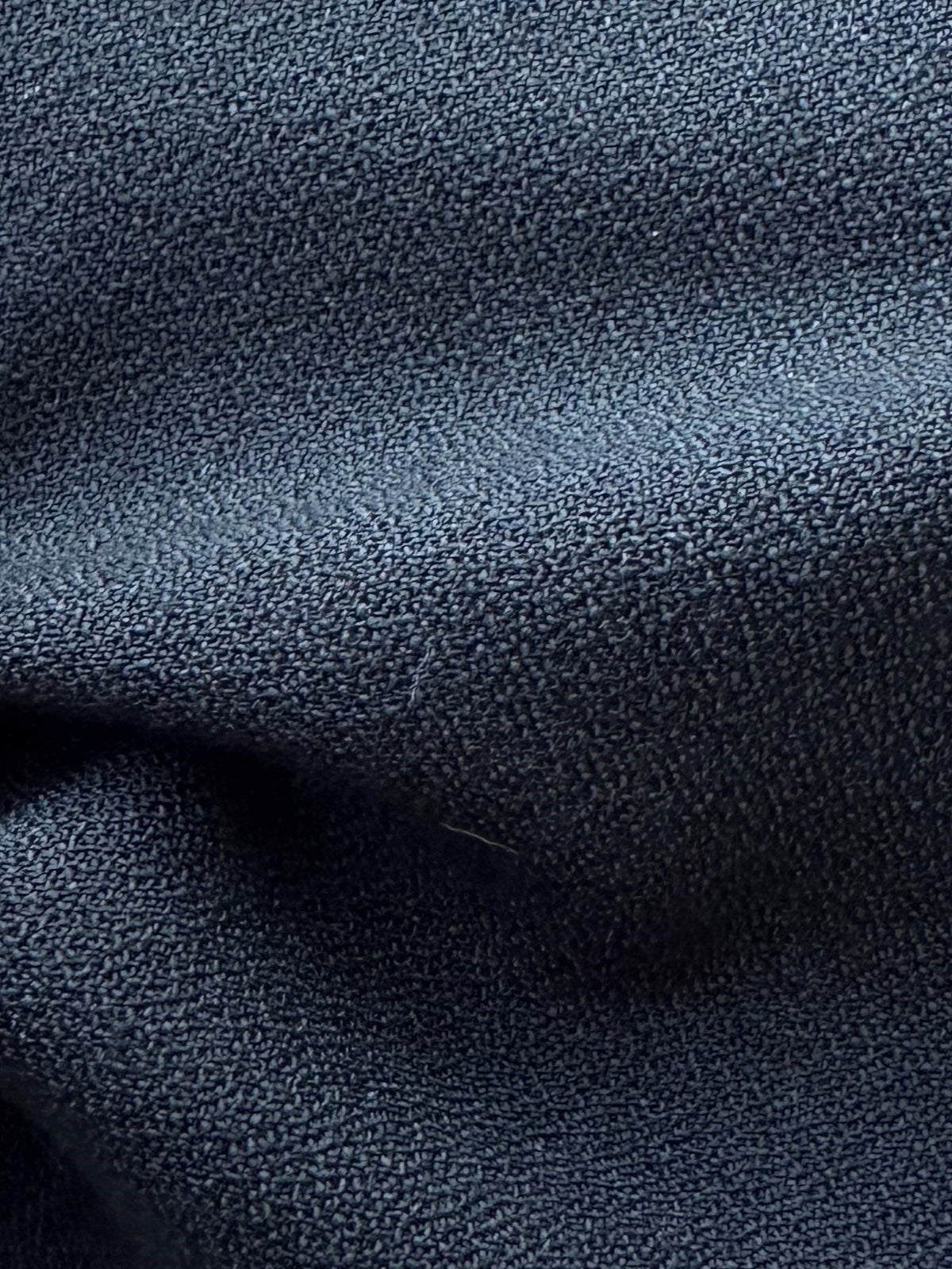 Schwarzer Stretch-Crêpe aus Viskosemischung – Rainmaker
