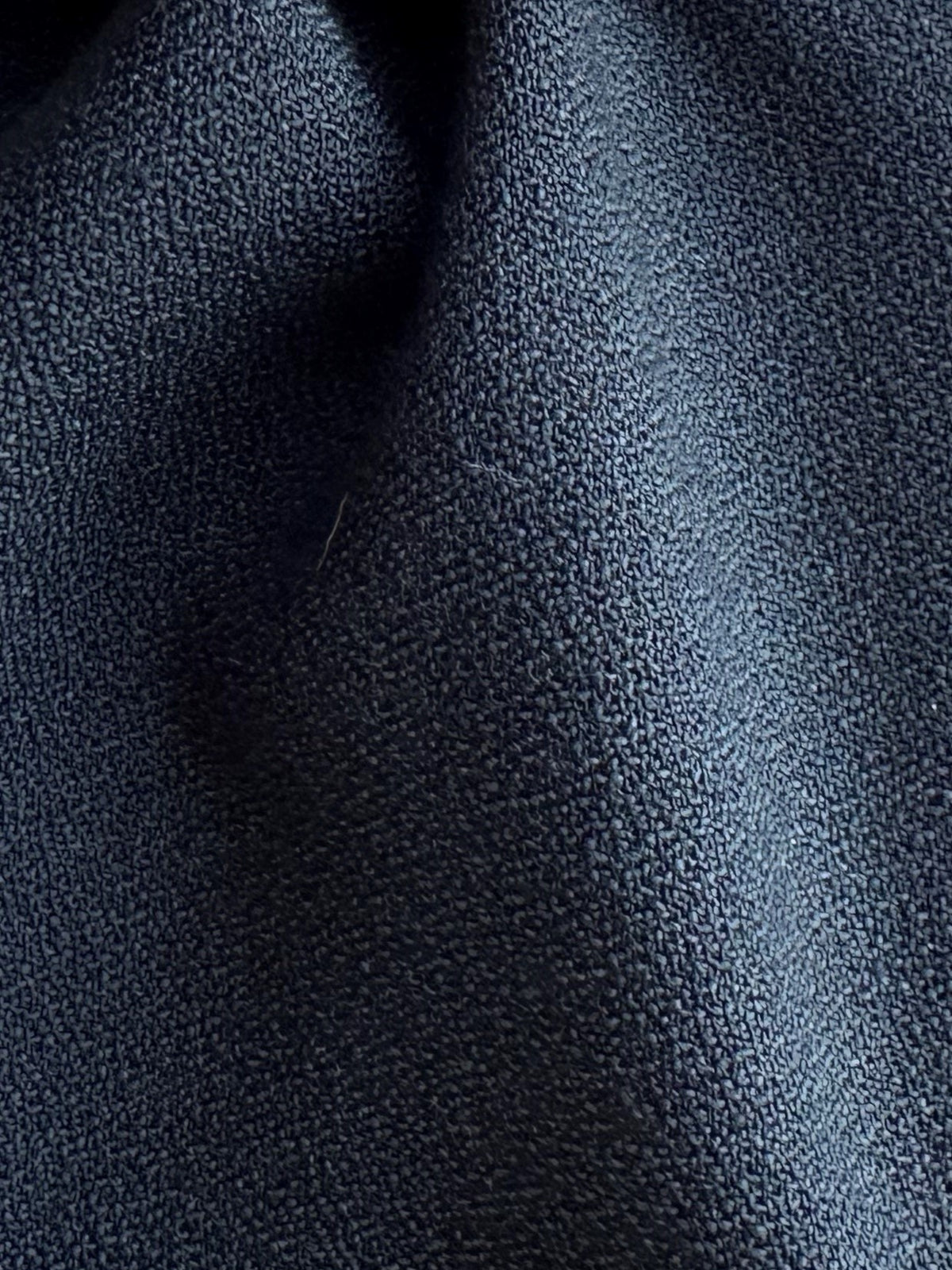 Schwarzer Stretch-Crêpe aus Viskosemischung – Rainmaker