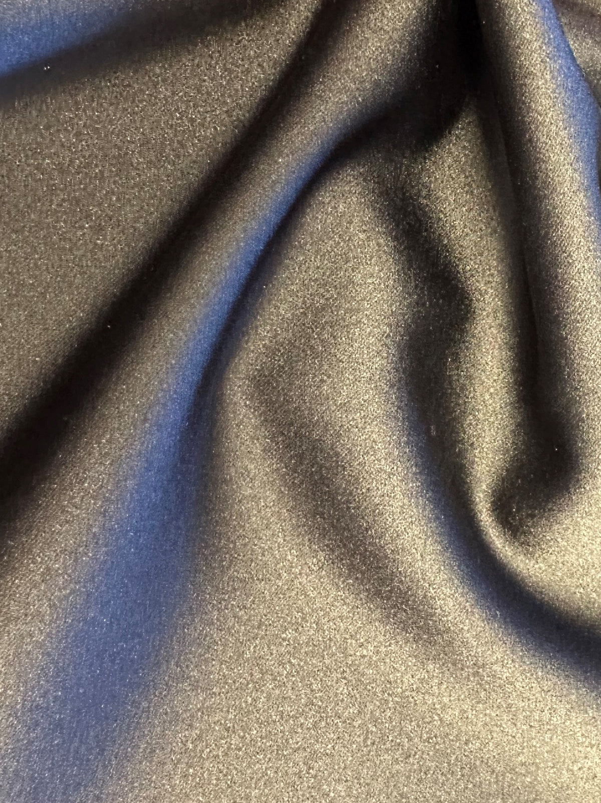 Schwarzer Polyester-Stretch-Satin – Estonia