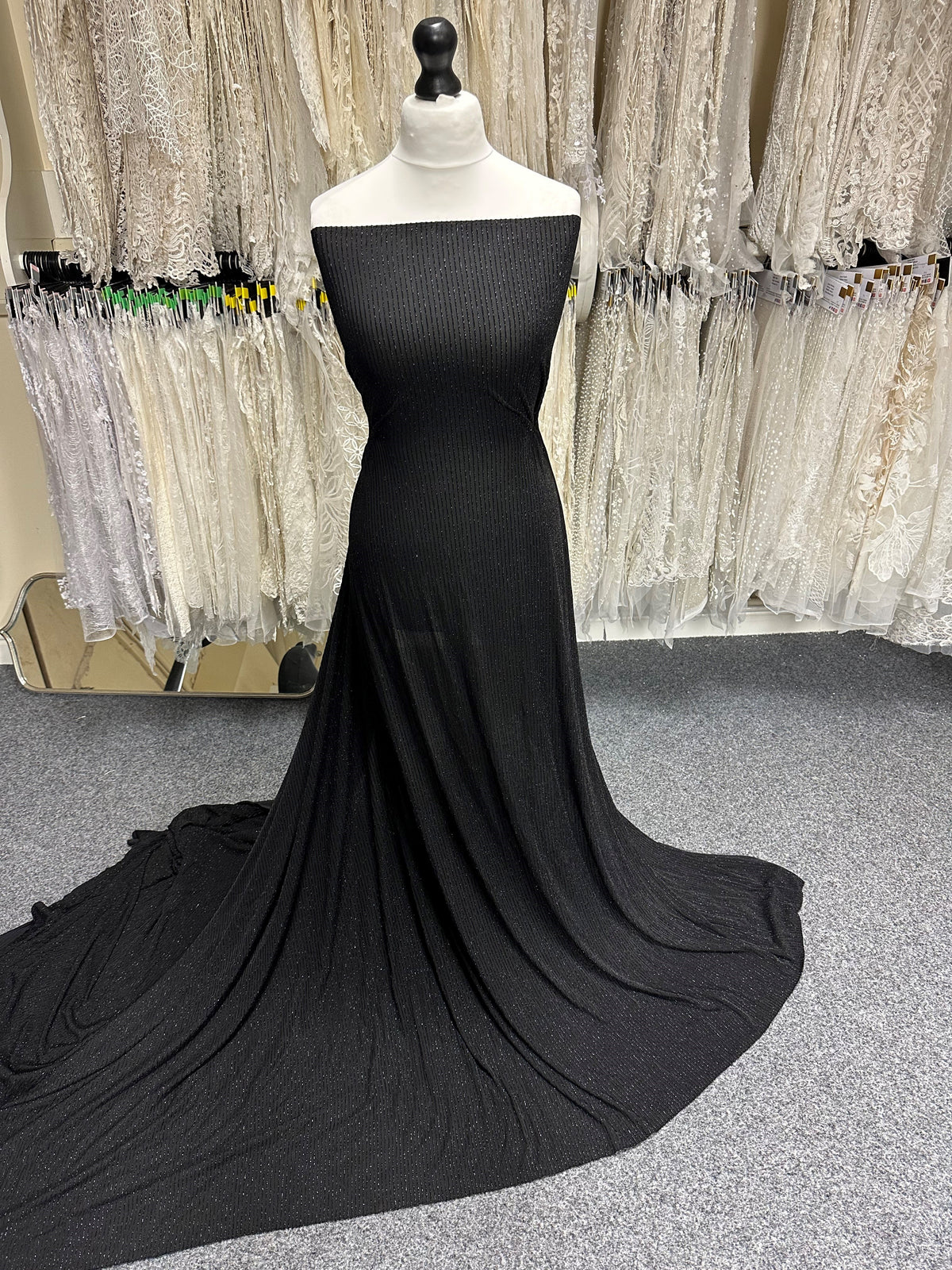 Schwarzer, perlenbesetzter Georgette - Baffle