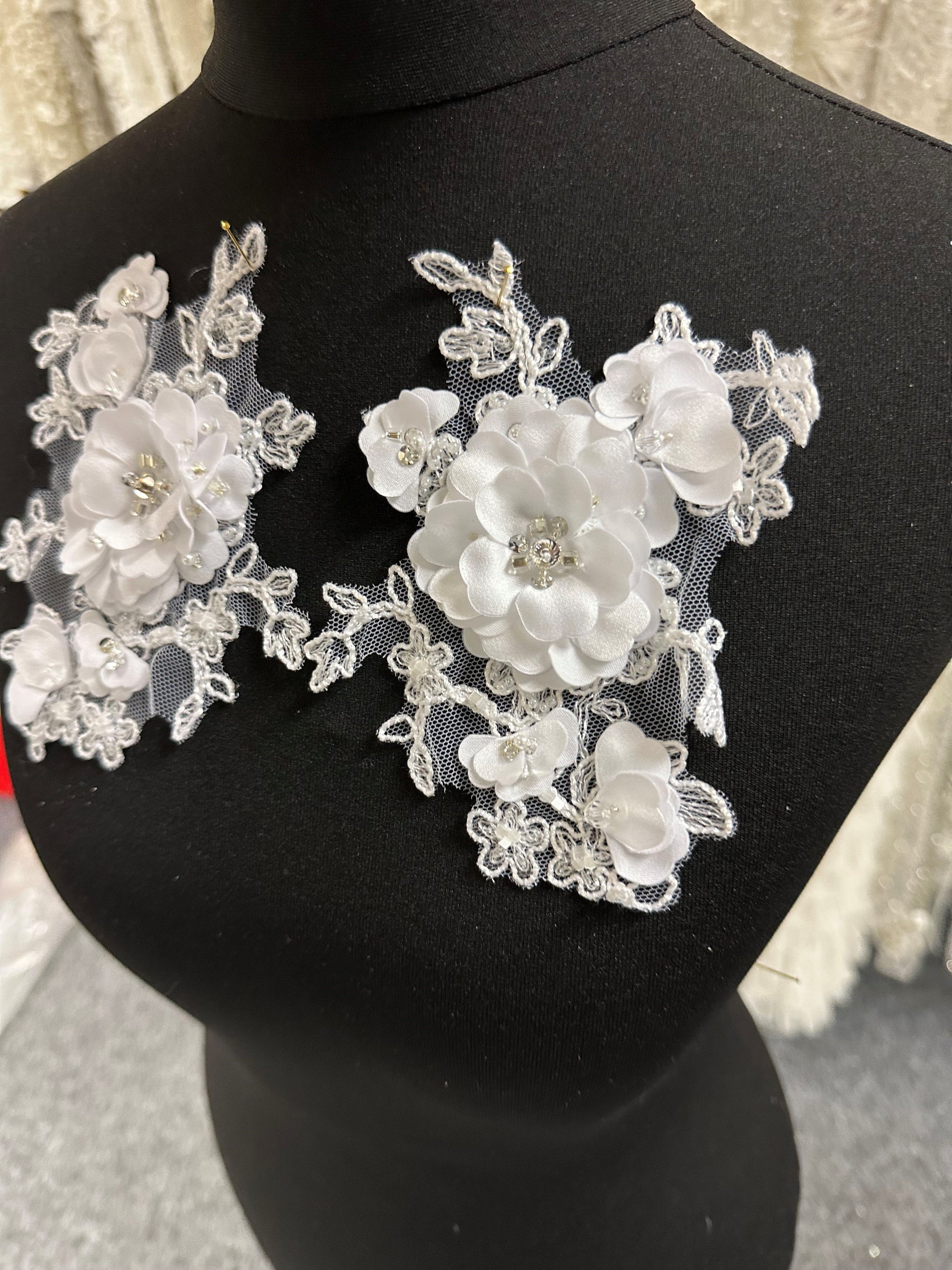 Weiße, perlenbesetzte 3D-Spitzenapplikationen - T286