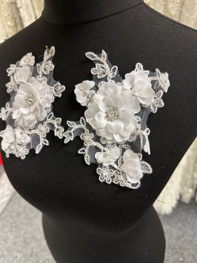 Weiße, perlenbesetzte 3D-Spitzenapplikationen - T286