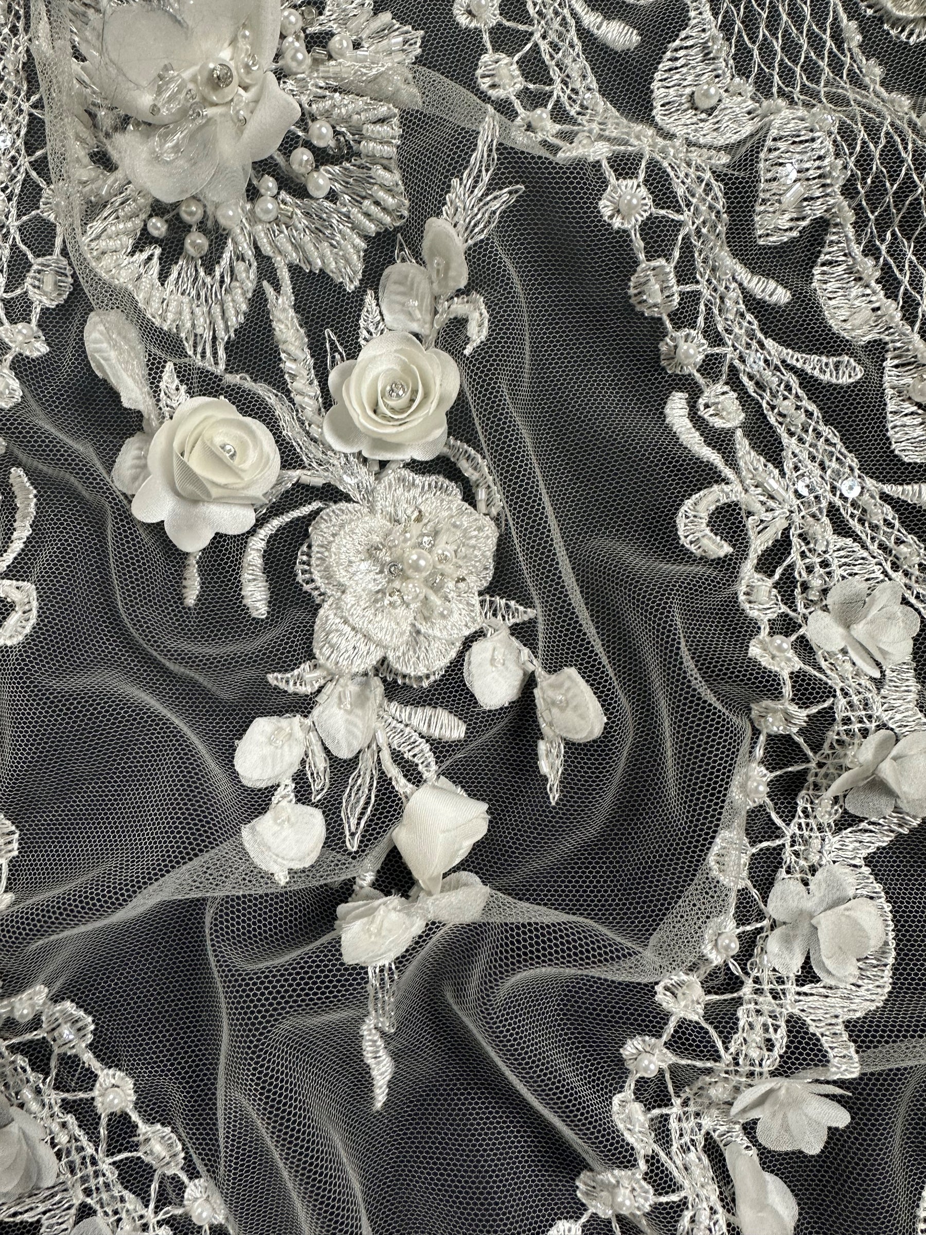 Elfenbeinfarbene Perlenspitze – Simone