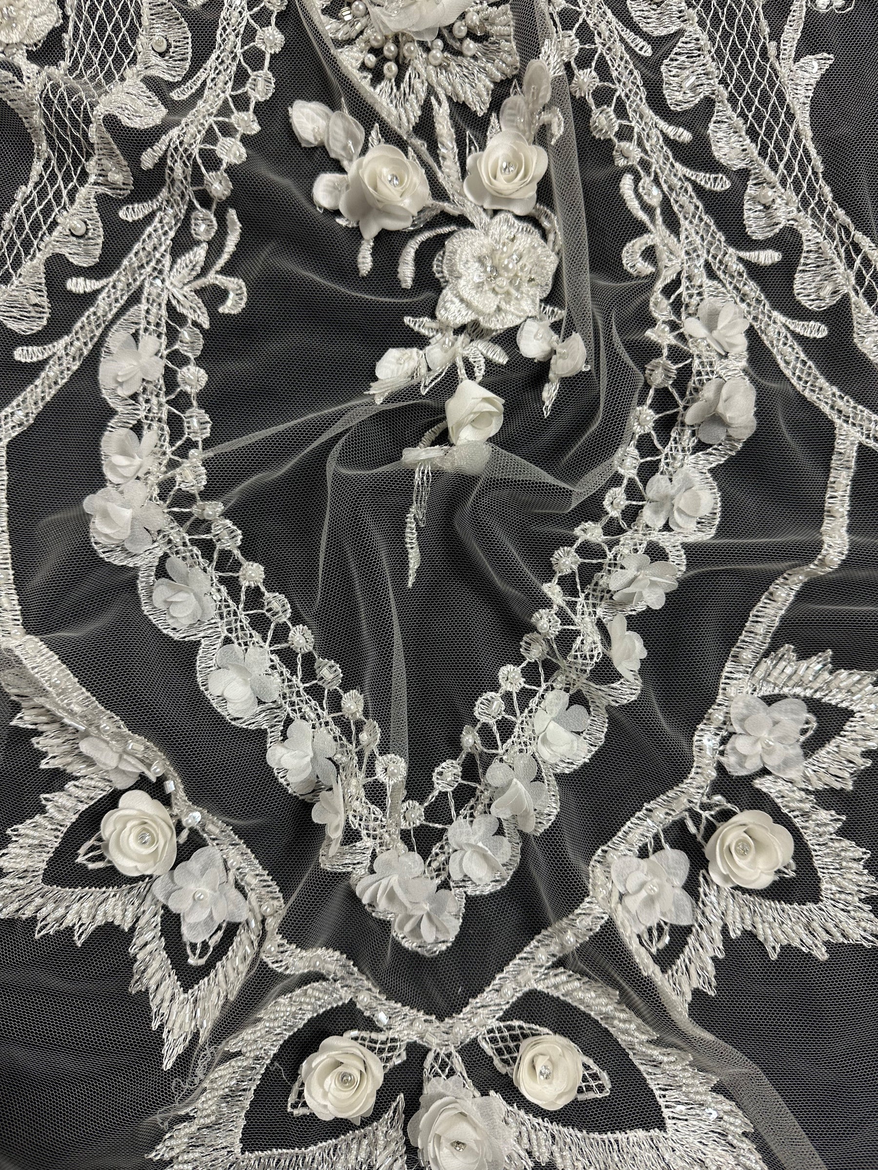 Elfenbeinfarbene Perlenspitze – Simone