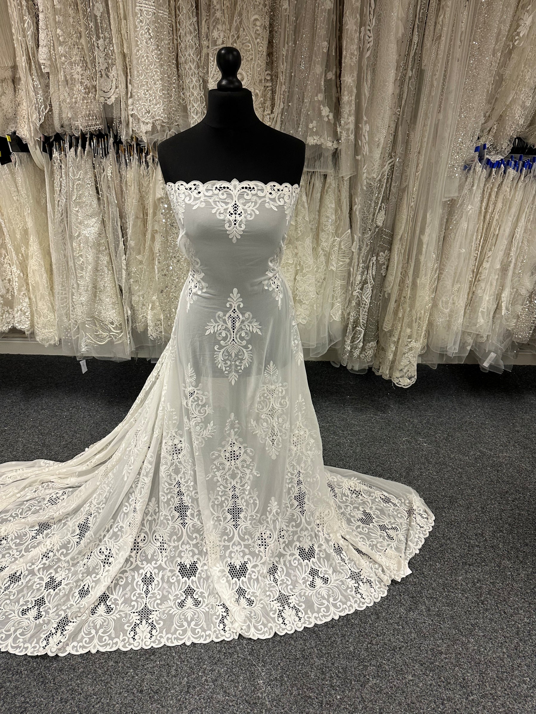 Elfenbeinfarbener, bestickter Georgette - EB6003