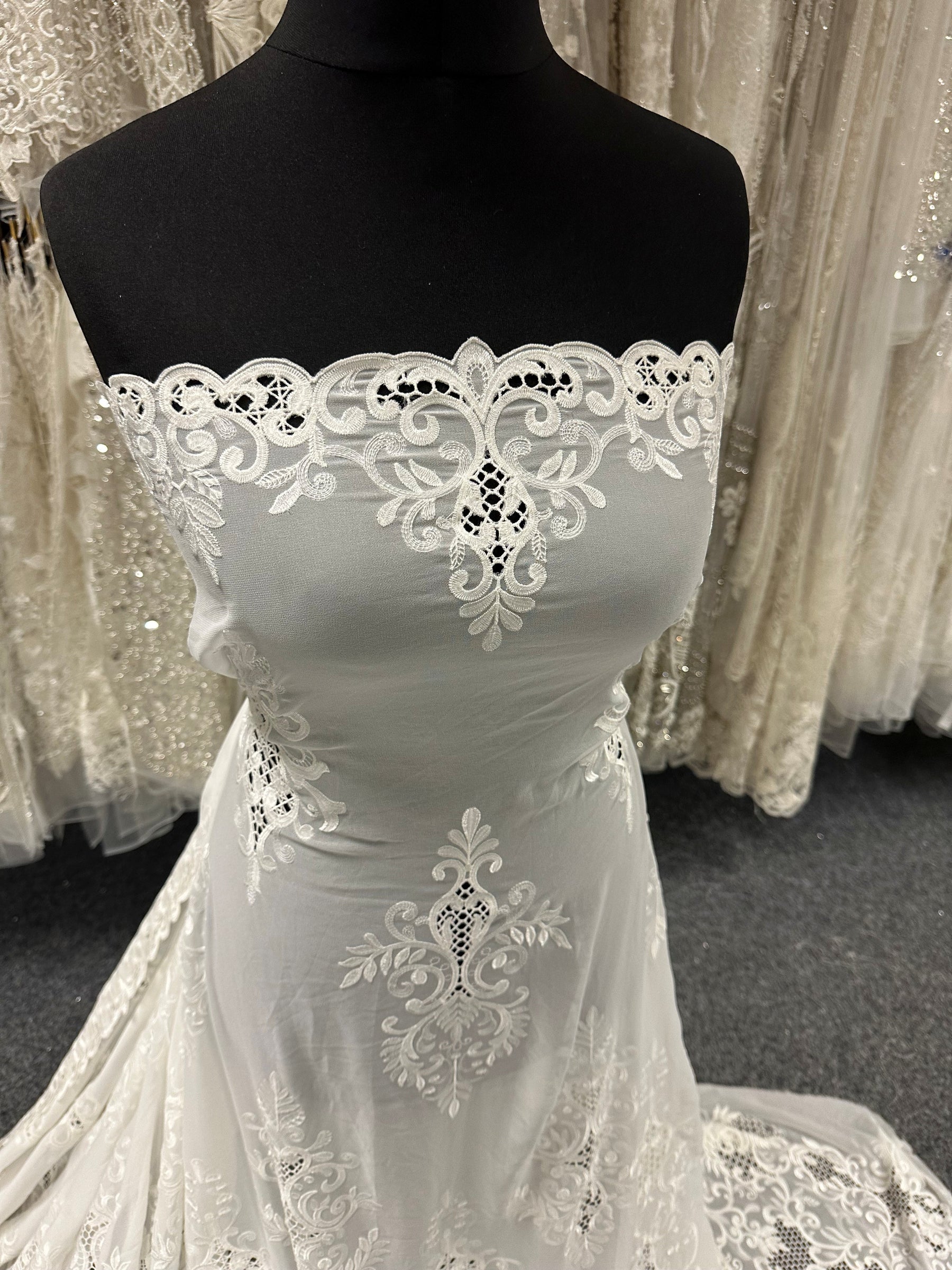 Elfenbeinfarbener, bestickter Georgette - EB6003