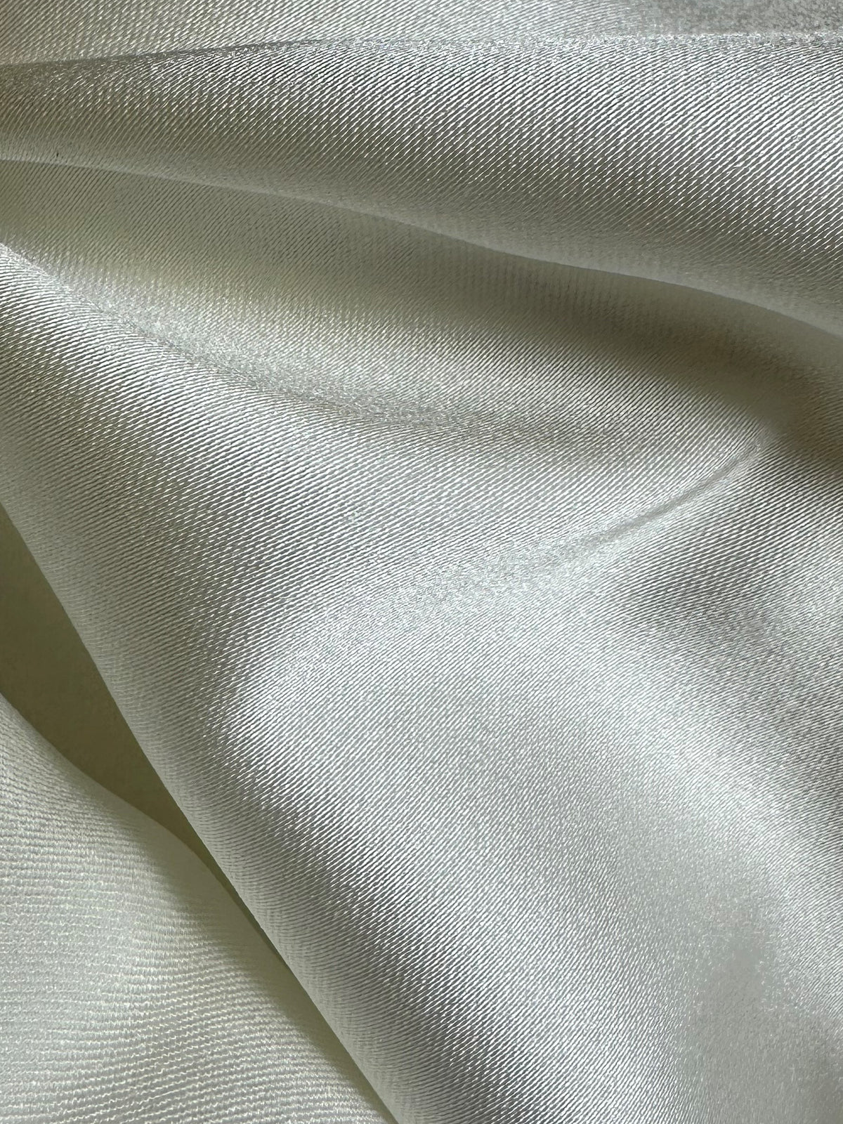 Elfenbeinfarbener Polyester-Stretch-Satin (148 cm/58 Zoll) – Contrary