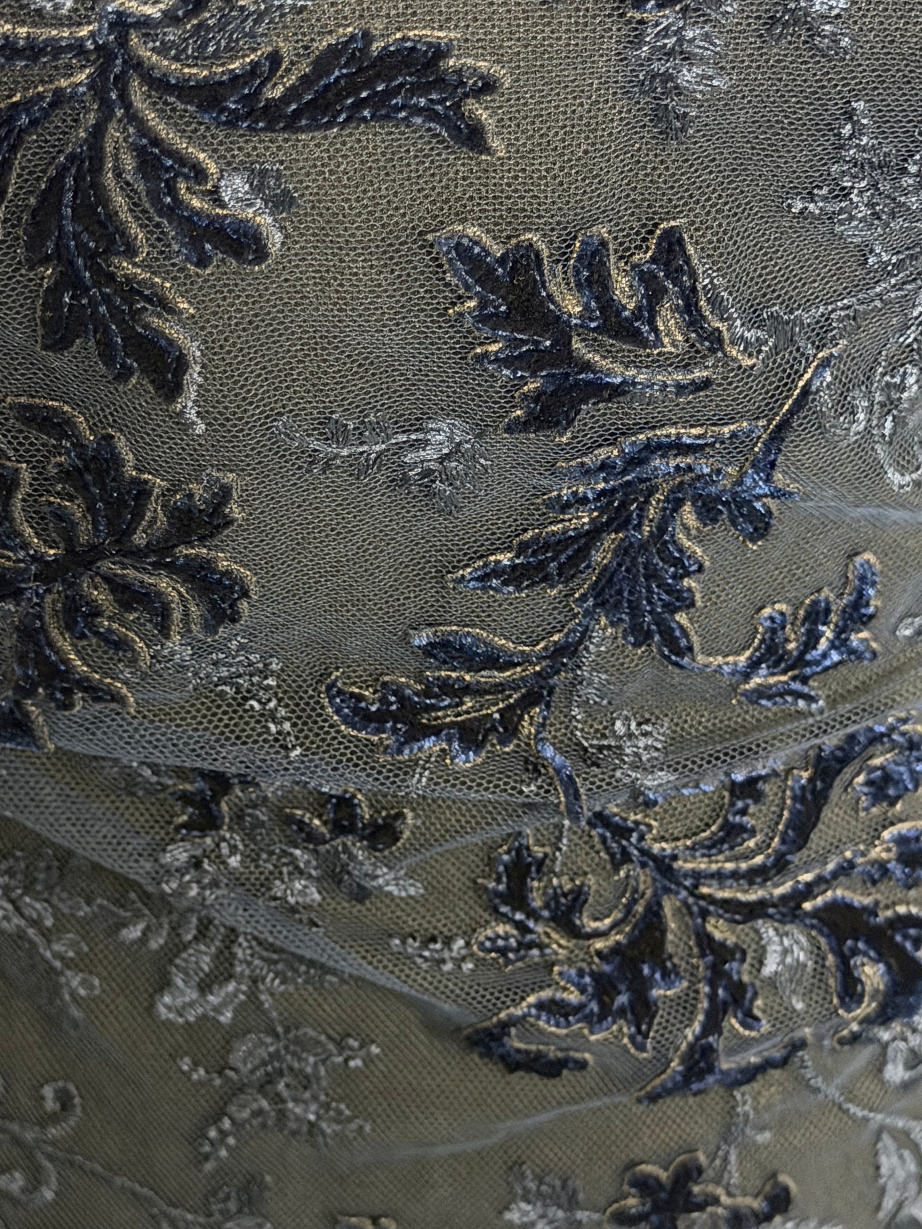 Marineblauer Samt mit Stickereispitze – Madina