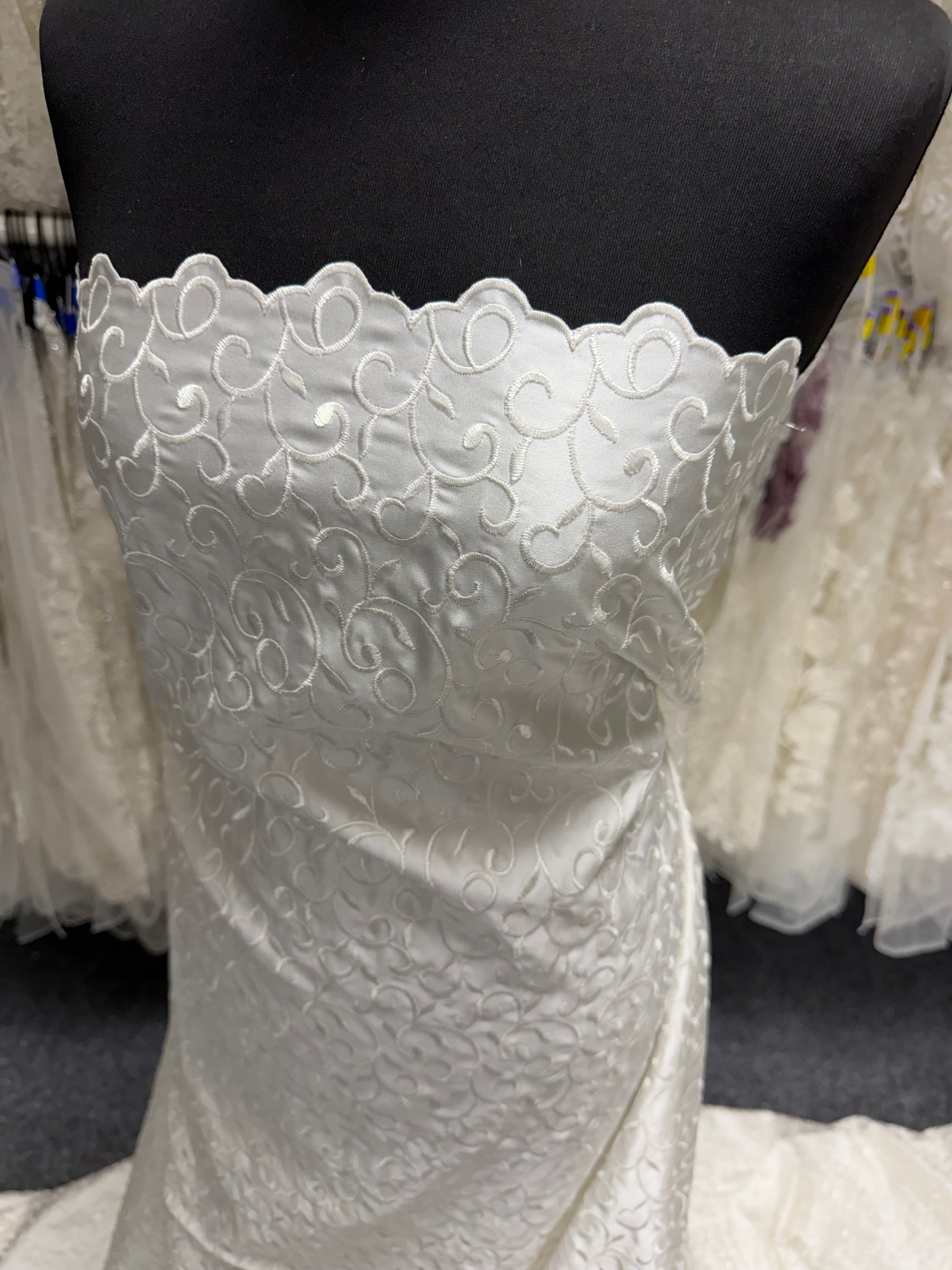 Elfenbeinfarbener bestickter Duchess-Satin - P476