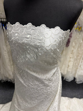 Elfenbeinfarbener bestickter Duchess-Satin - P476