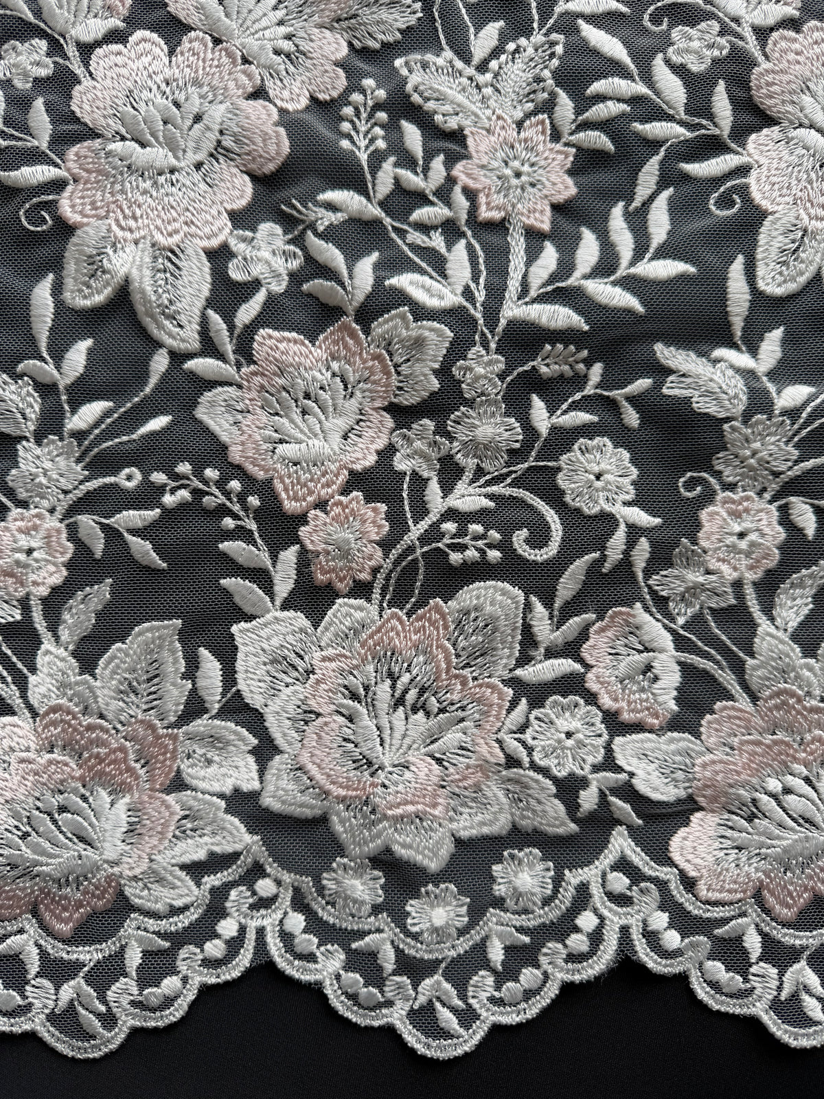 Elfenbeinfarbene und rosafarbene Stickspitze - EB5032