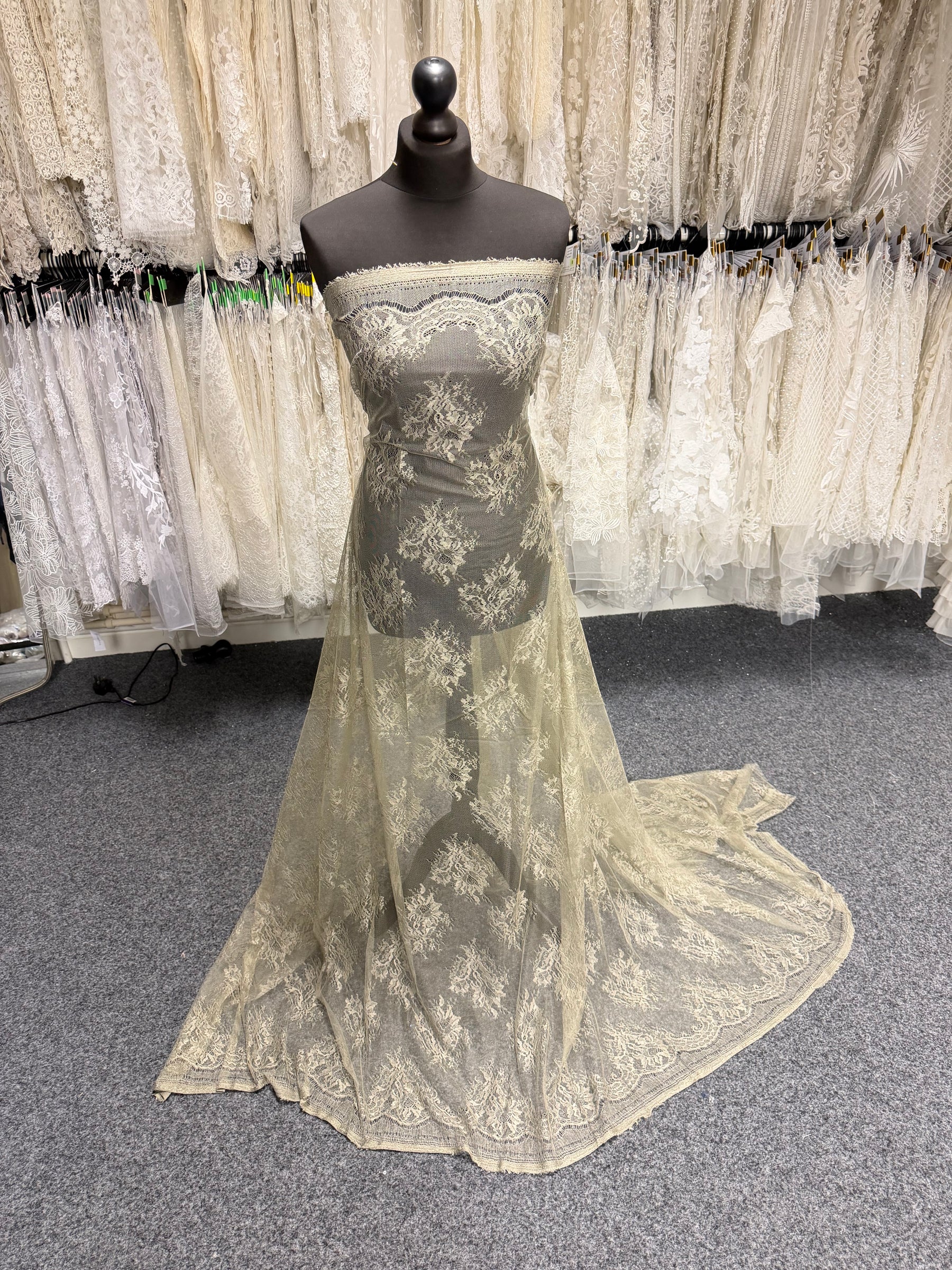 Taupe 100% Seide Italienische Spitze - P272
