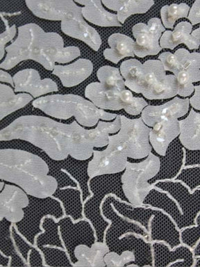 Elfenbeinfarbener, bestickter Tüll mit Perlen - EB1076