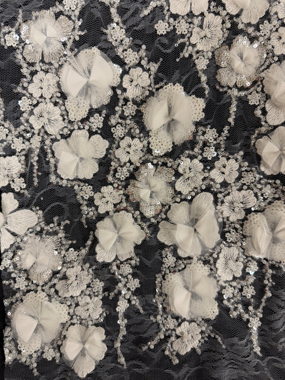 Elfenbeinfarbener, 3D-bestickter Tüll mit Perlen - EB1106