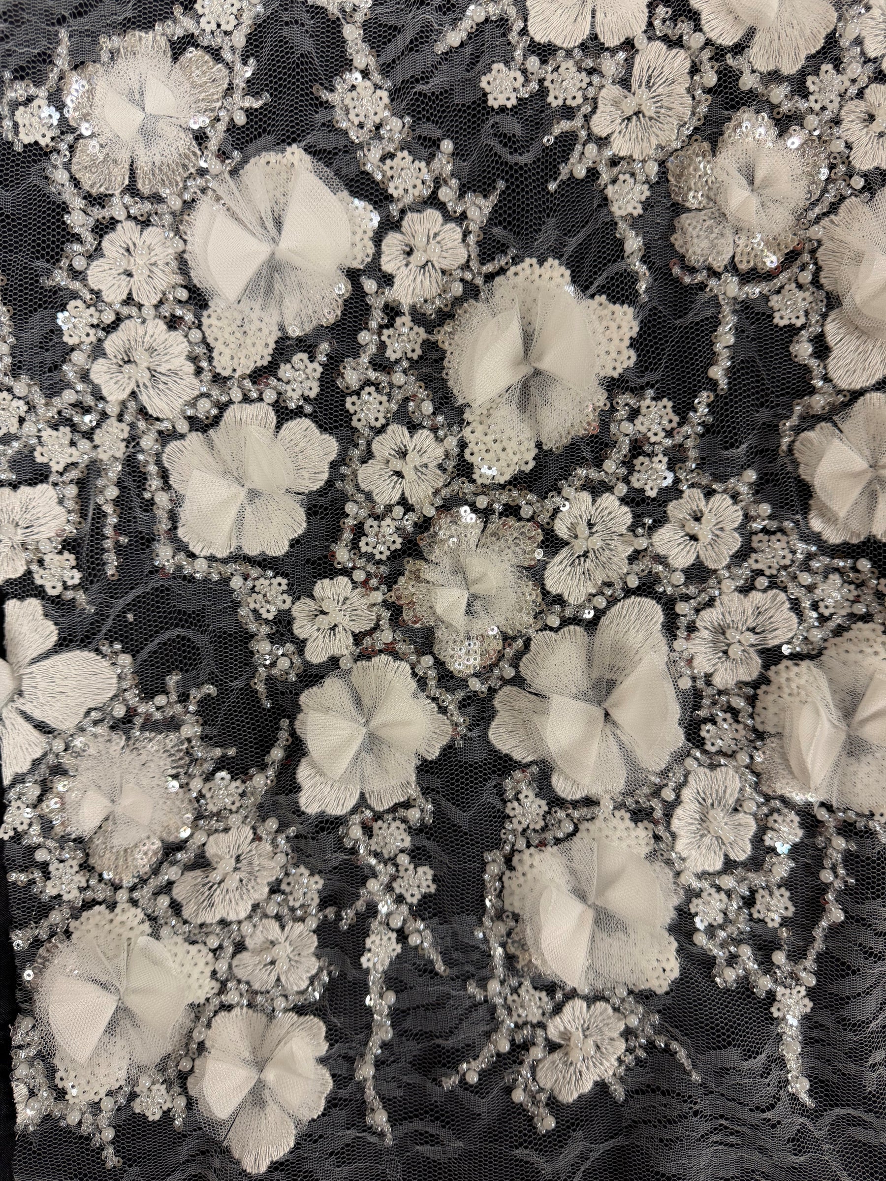 Elfenbeinfarbener, 3D-bestickter Tüll mit Perlen - EB1106