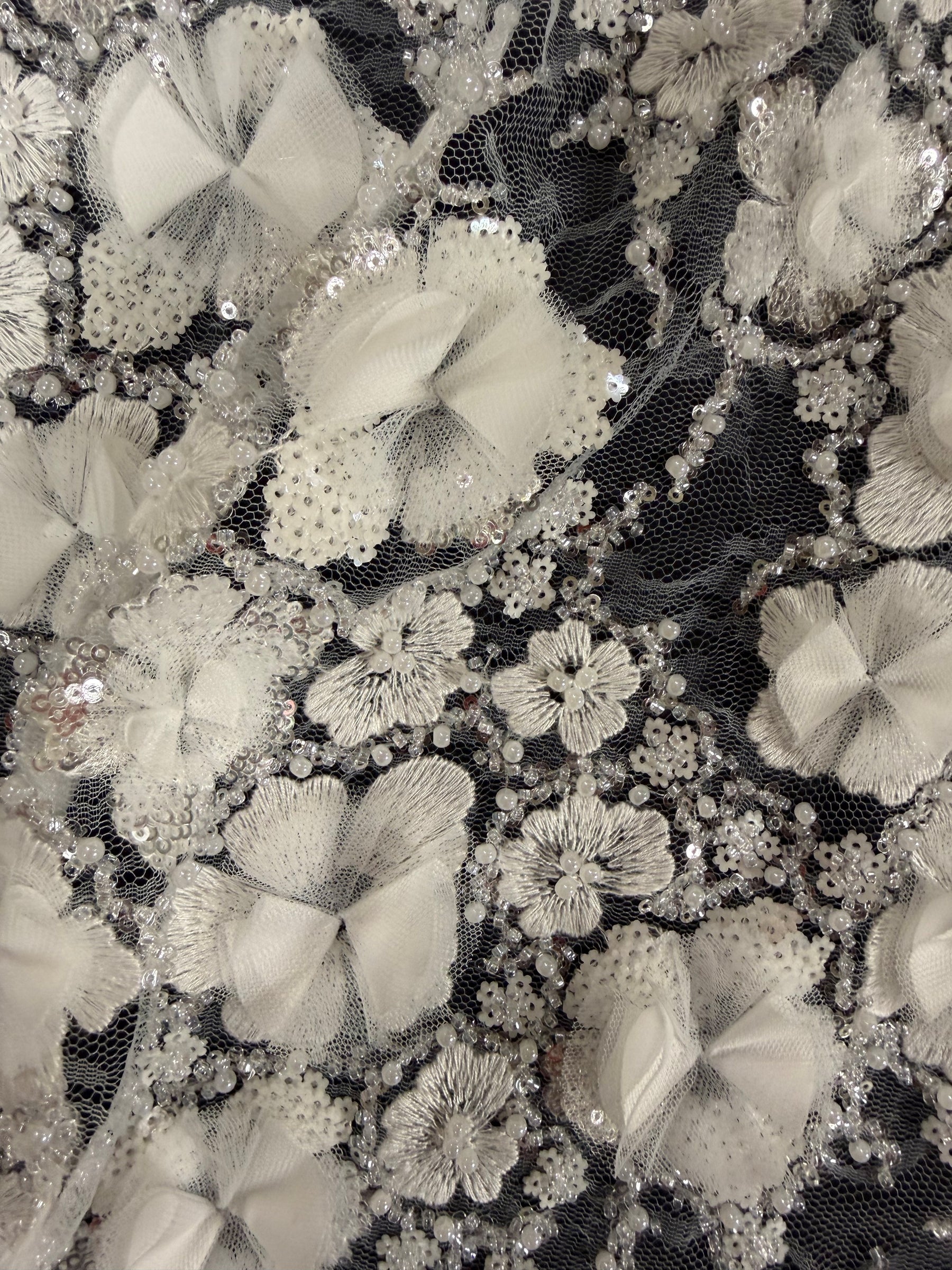 Elfenbeinfarbener, 3D-bestickter Tüll mit Perlen - EB1106