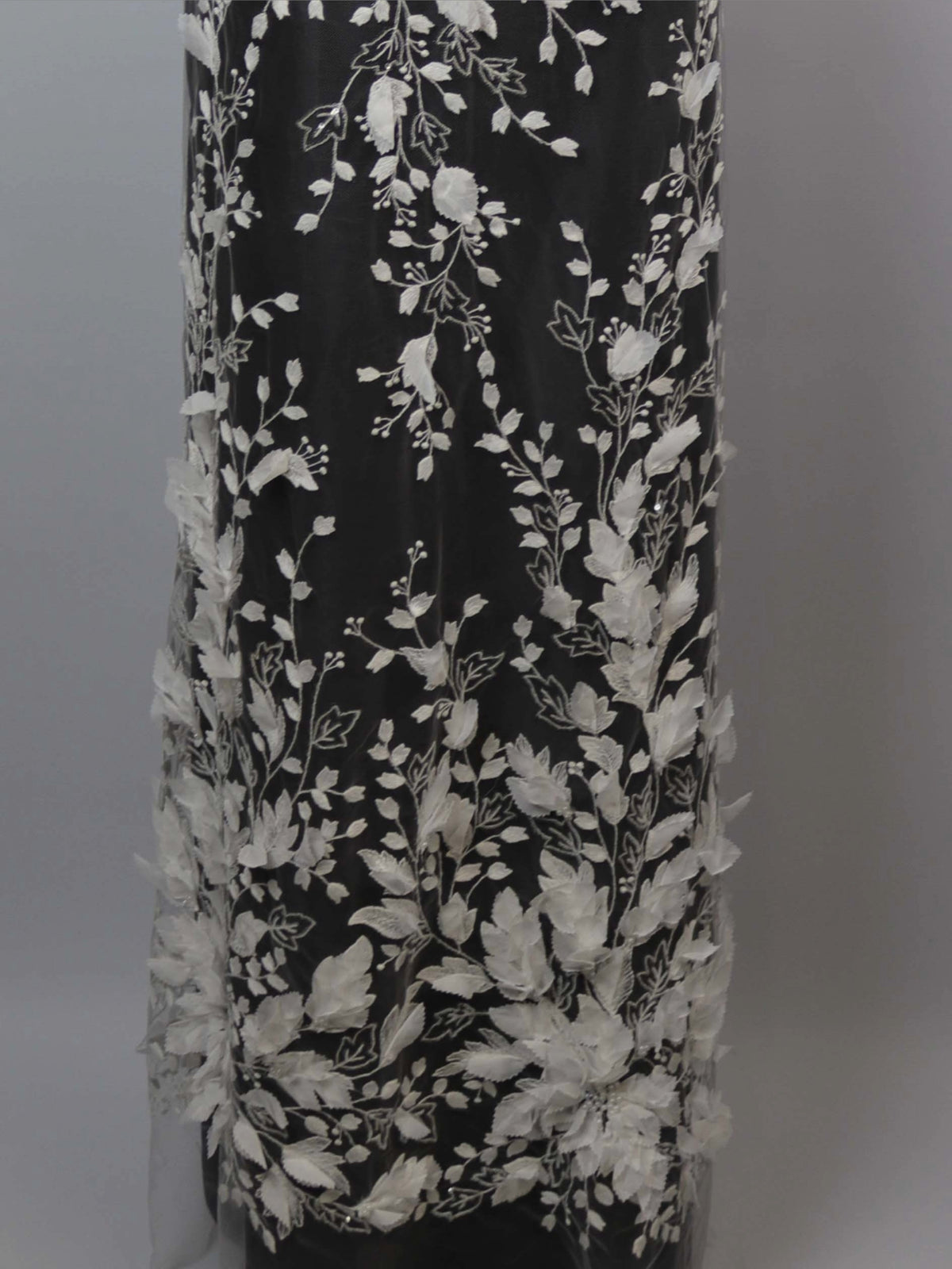 Elfenbeinfarbener, 3D-bestickter Perlen-Tüll - EB1107