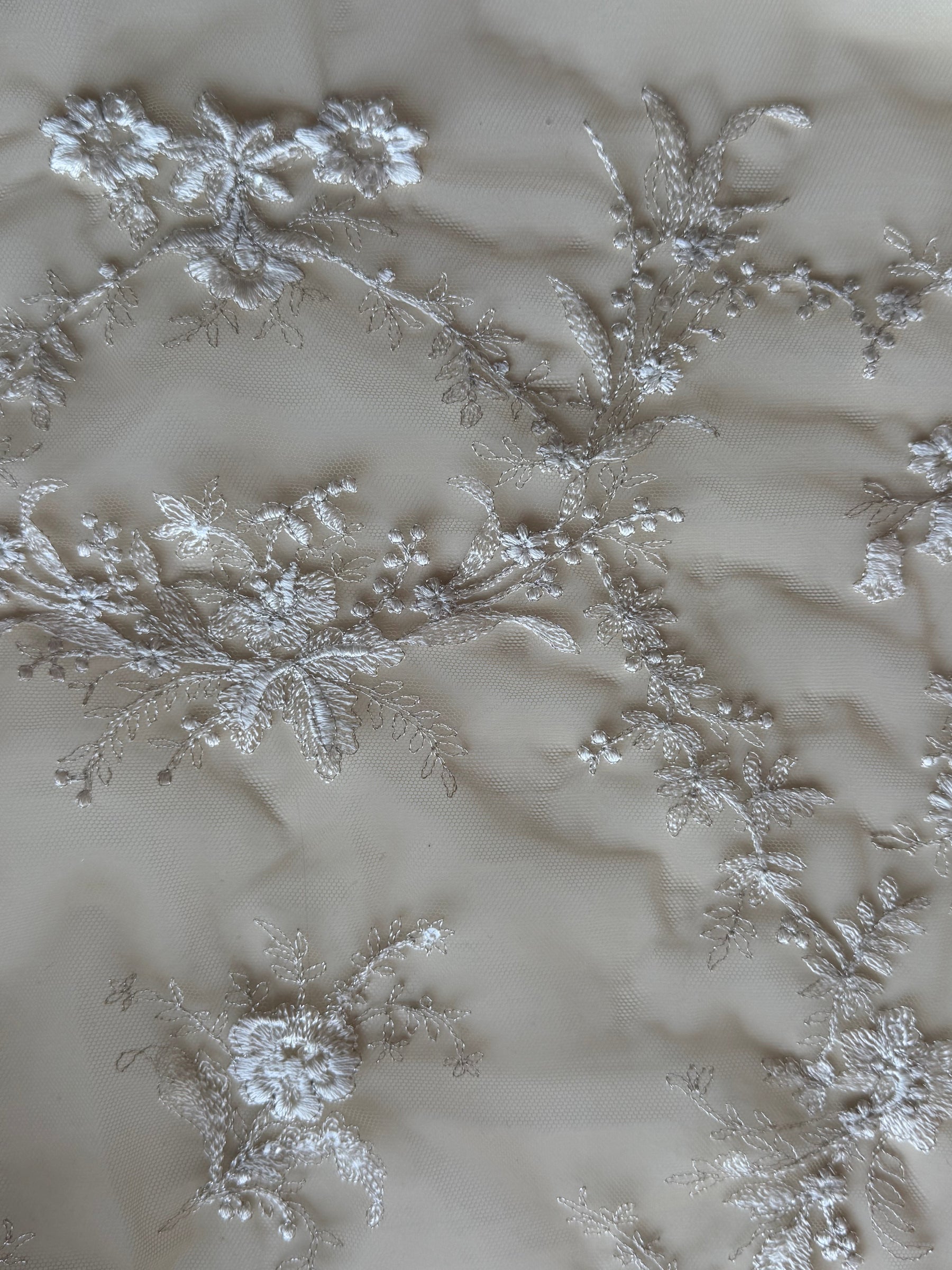 Elfenbeinfarbene Stickereispitze auf hautfarbenem Grund - EB3027