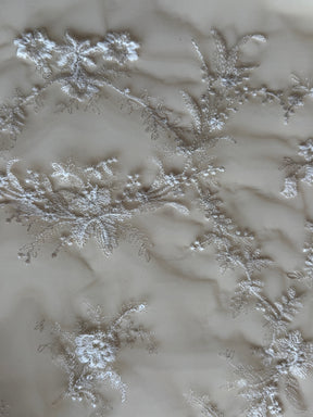 Elfenbeinfarbene Stickereispitze auf hautfarbenem Grund - EB3027