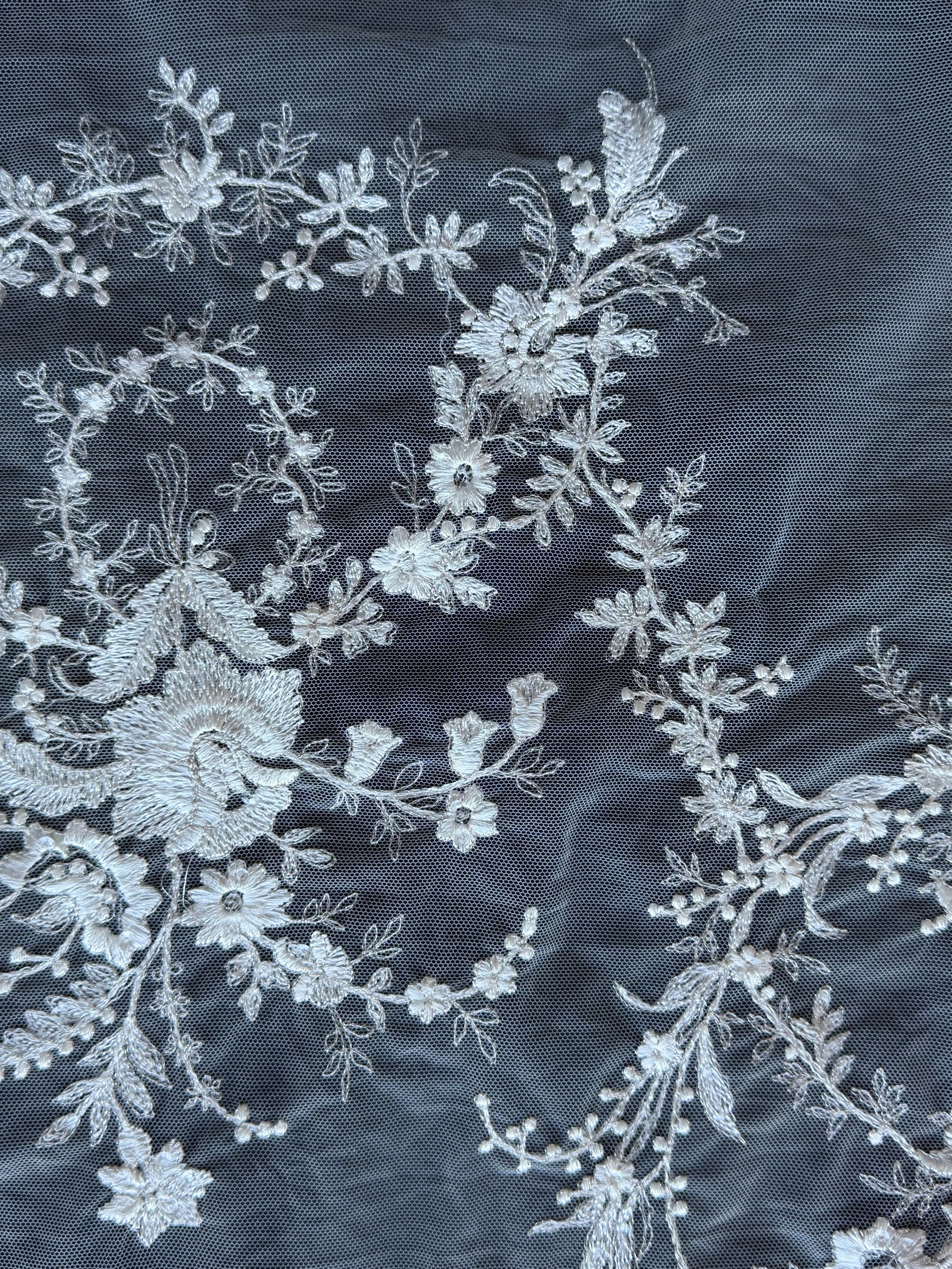 Elfenbeinfarbene Stickspitze auf elfenbeinfarbenem Grund - EB3027