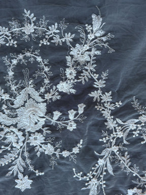 Elfenbeinfarbene Stickspitze auf elfenbeinfarbenem Grund - EB3027