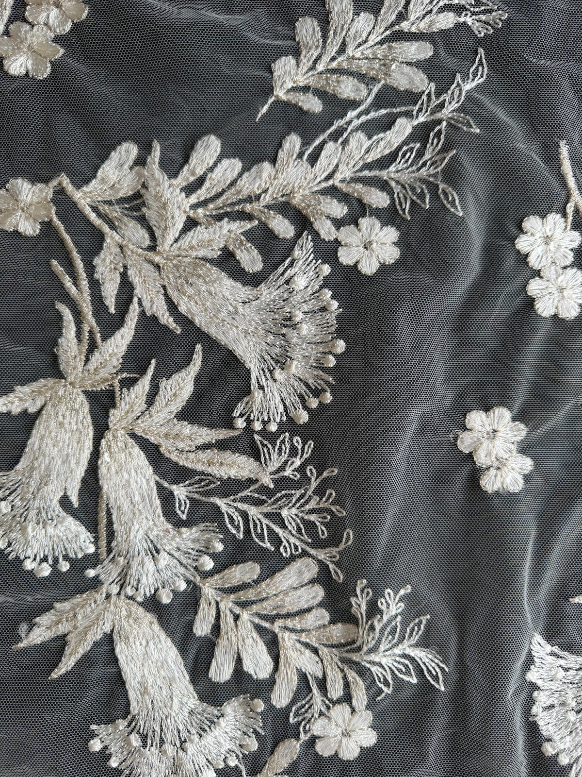 Elfenbeinfarbene Paillettenstickerei-Spitze - EB3028