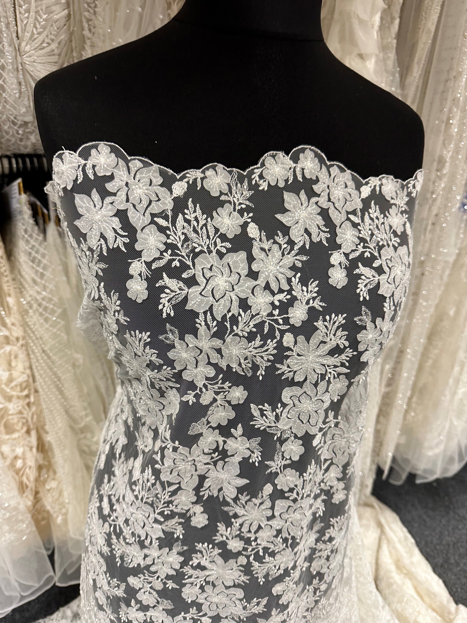 Elfenbeinfarbene, paillettenbesetzte Stickspitze - EB3053