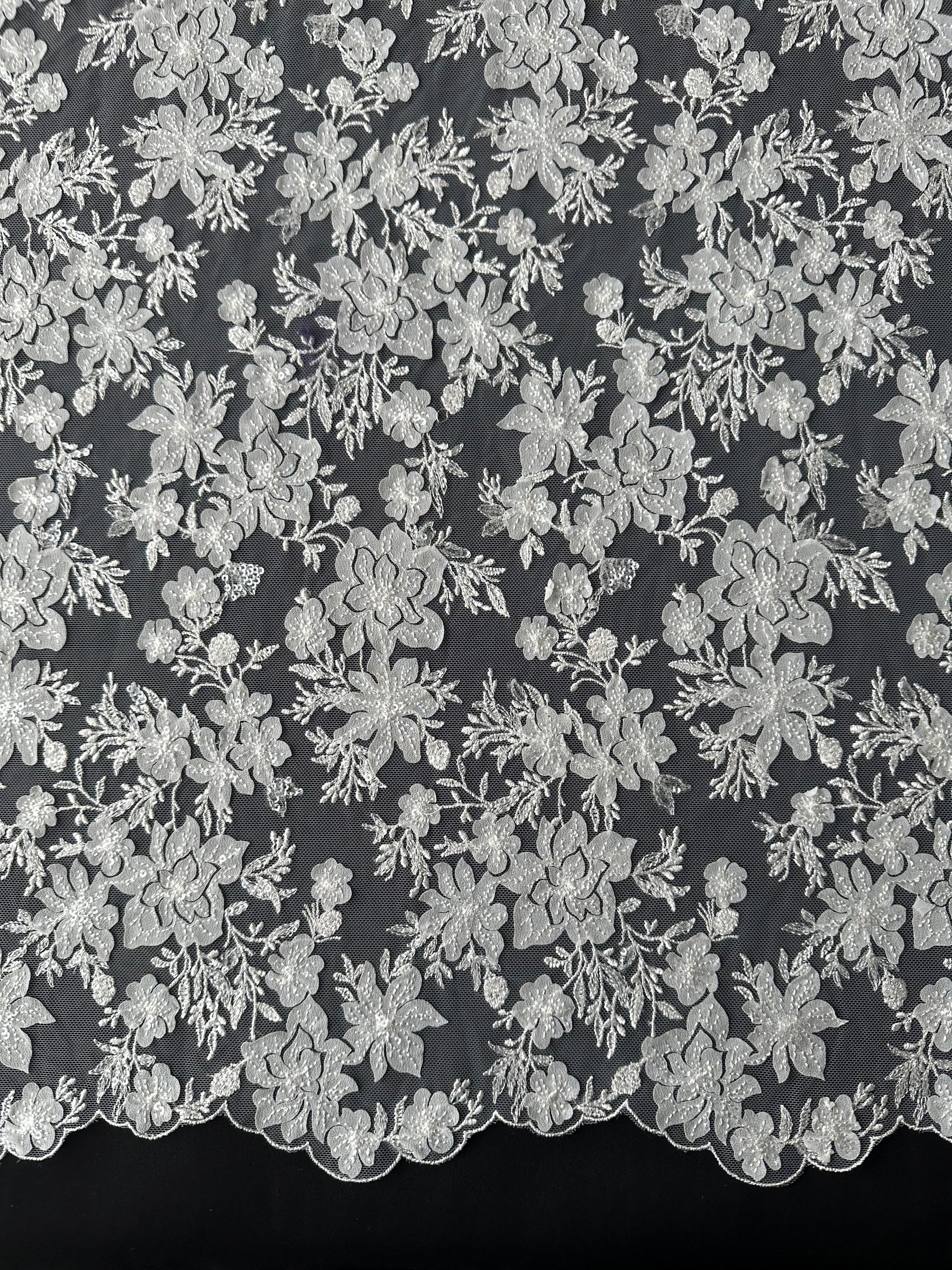 Elfenbeinfarbene, paillettenbesetzte Stickspitze - EB3053