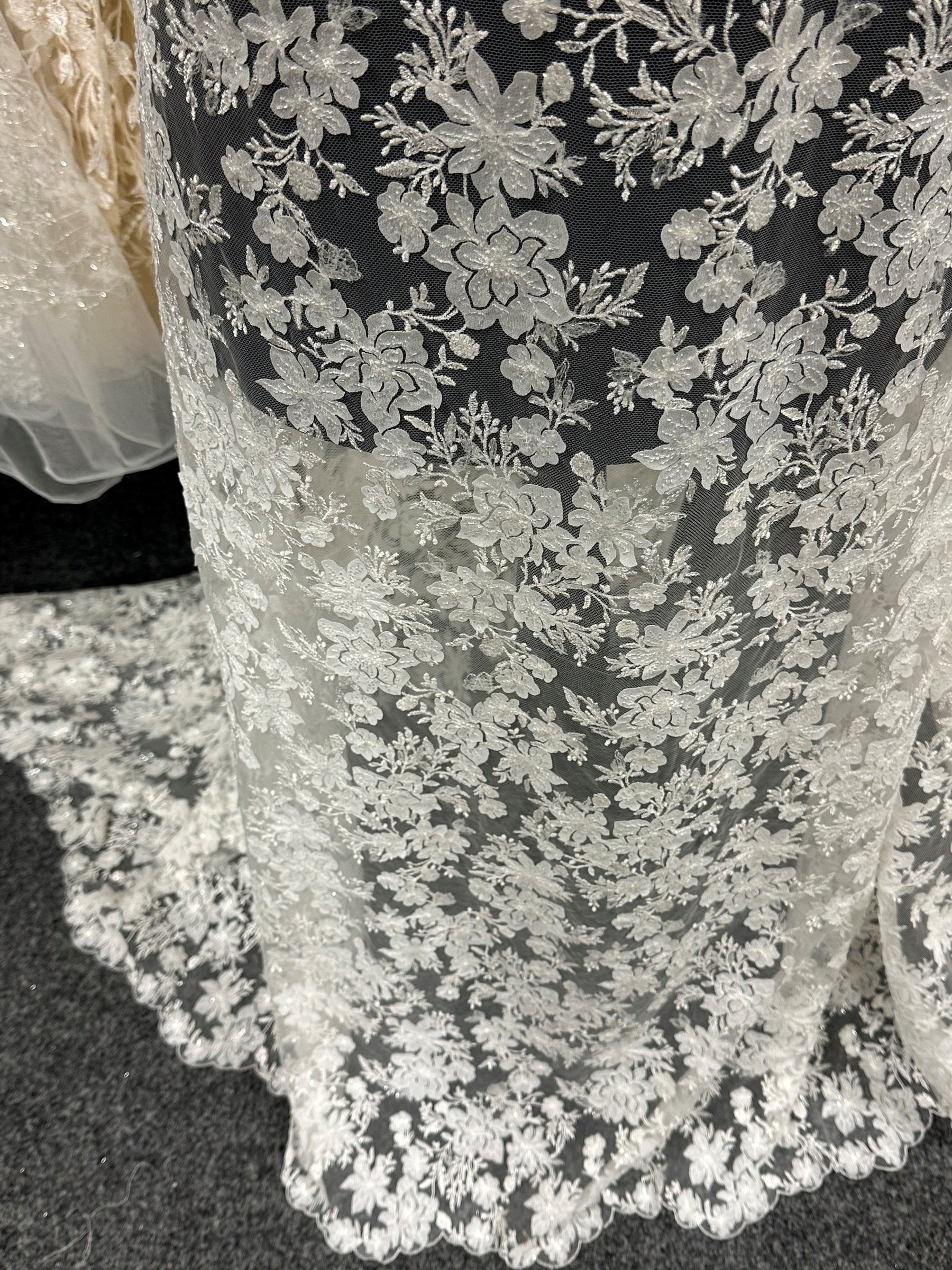 Elfenbeinfarbene, paillettenbesetzte Stickspitze - EB3053