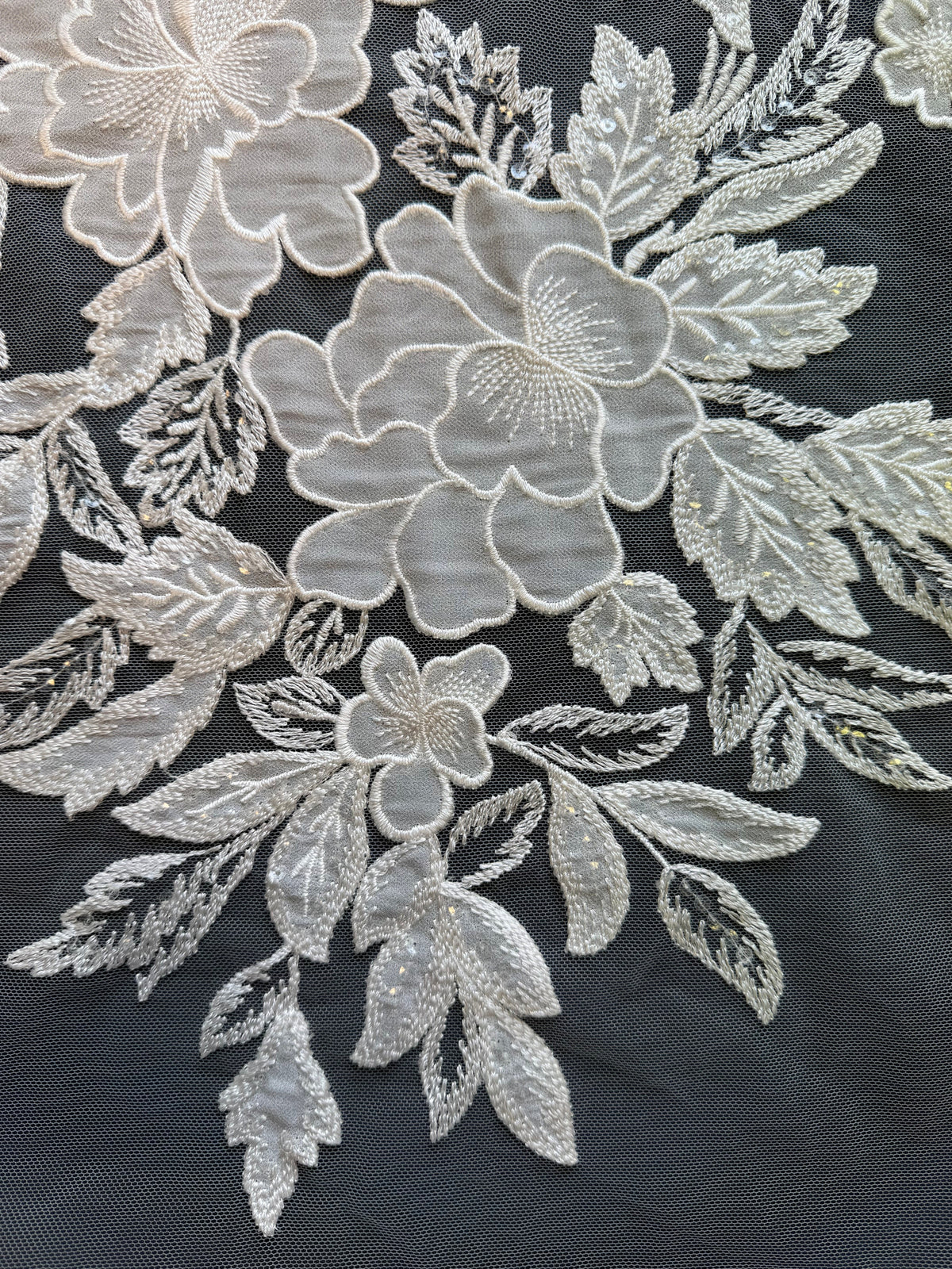 Elfenbeinfarbene Paillettenstickerei-Spitze - EB3055