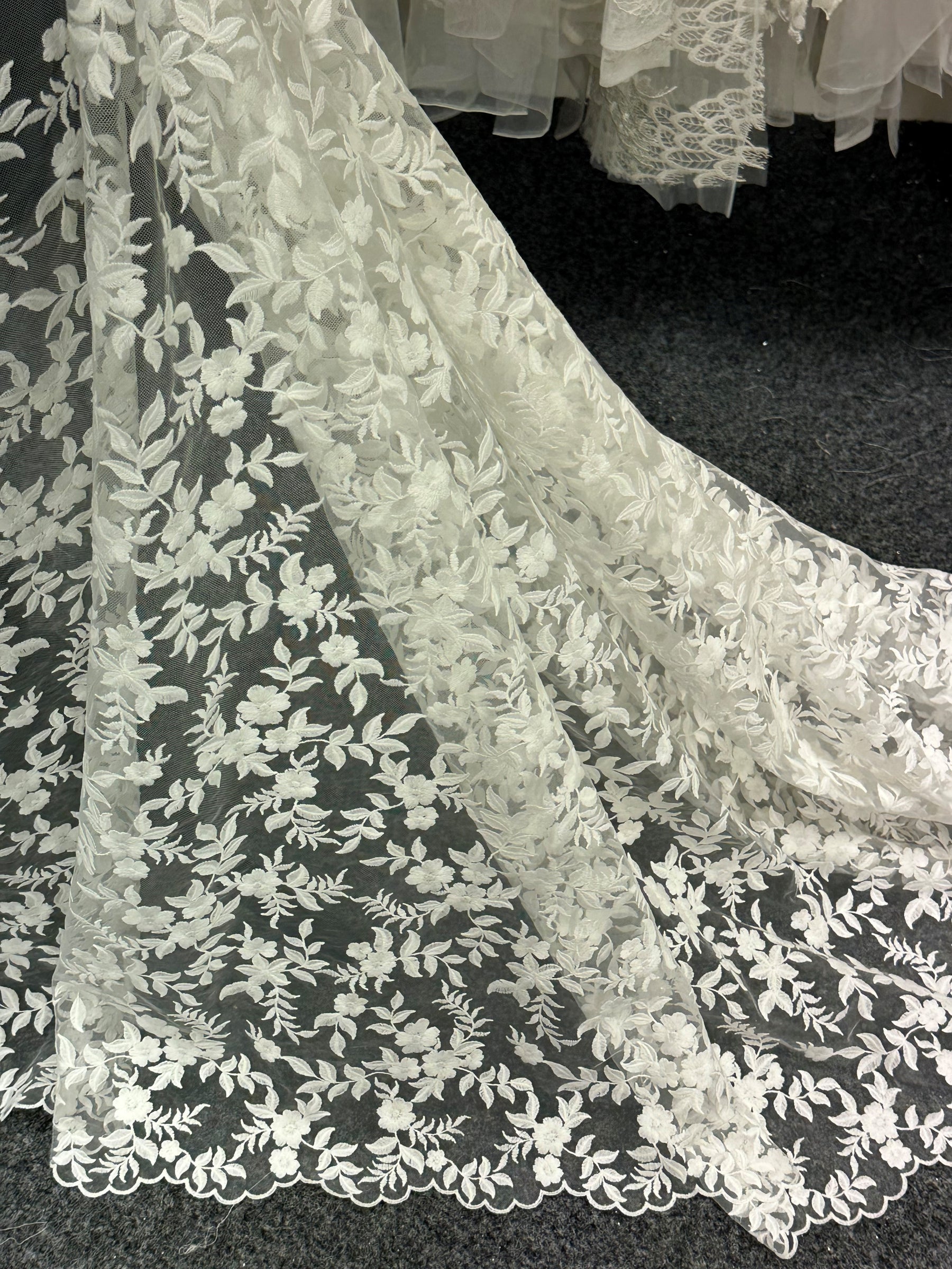 Elfenbeinfarbene bestickte Spitze - EB5031