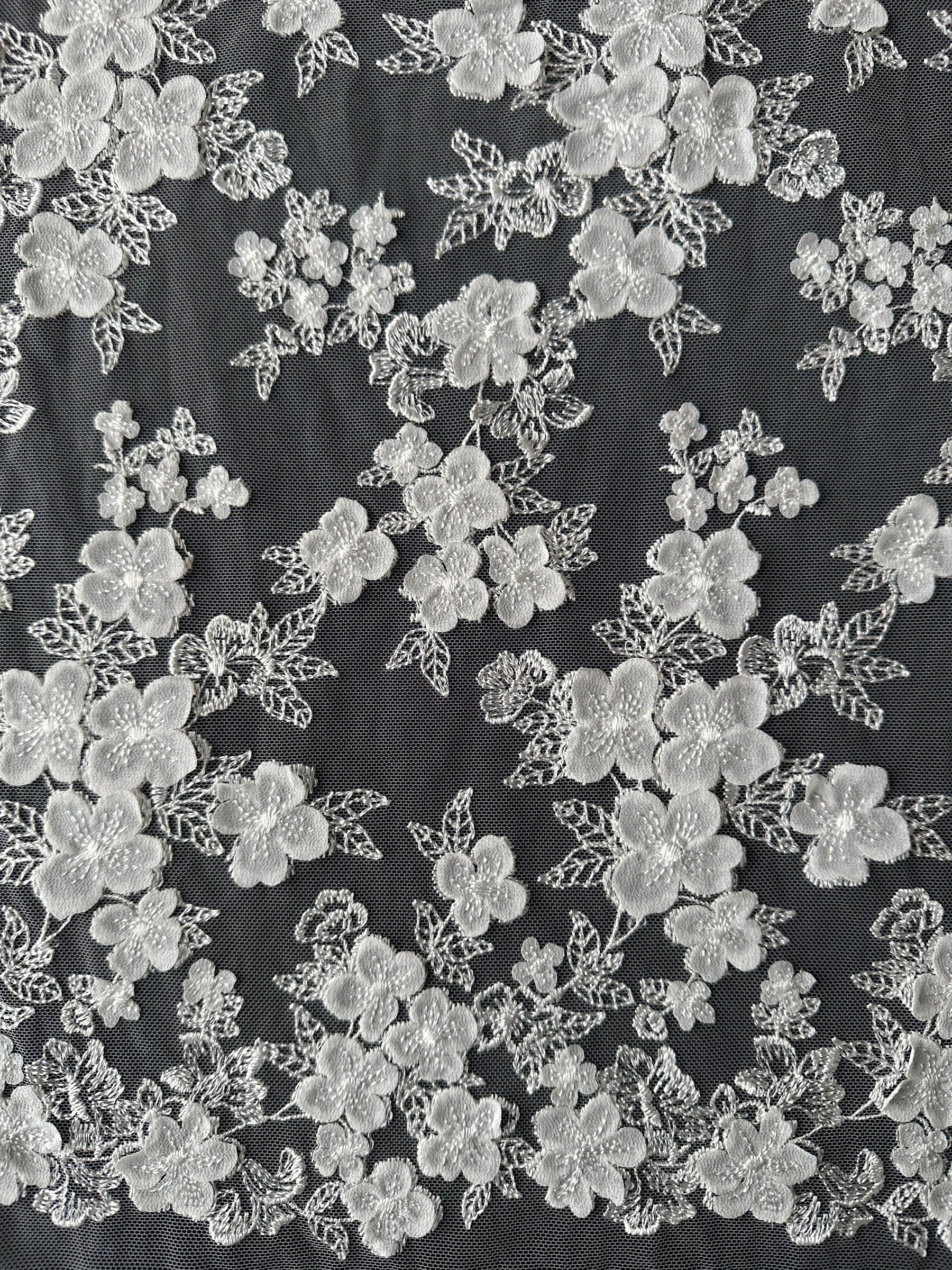 Elfenbeinfarbene, bestickte 3D-Spitze - EB5033