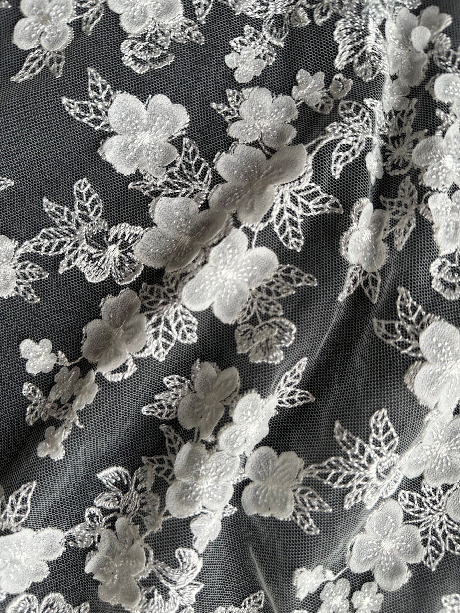 Elfenbeinfarbene, bestickte 3D-Spitze - EB5033