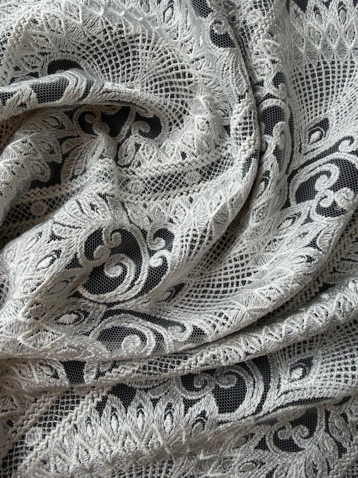 Elfenbeinfarbene bestickte Spitze - EB5044