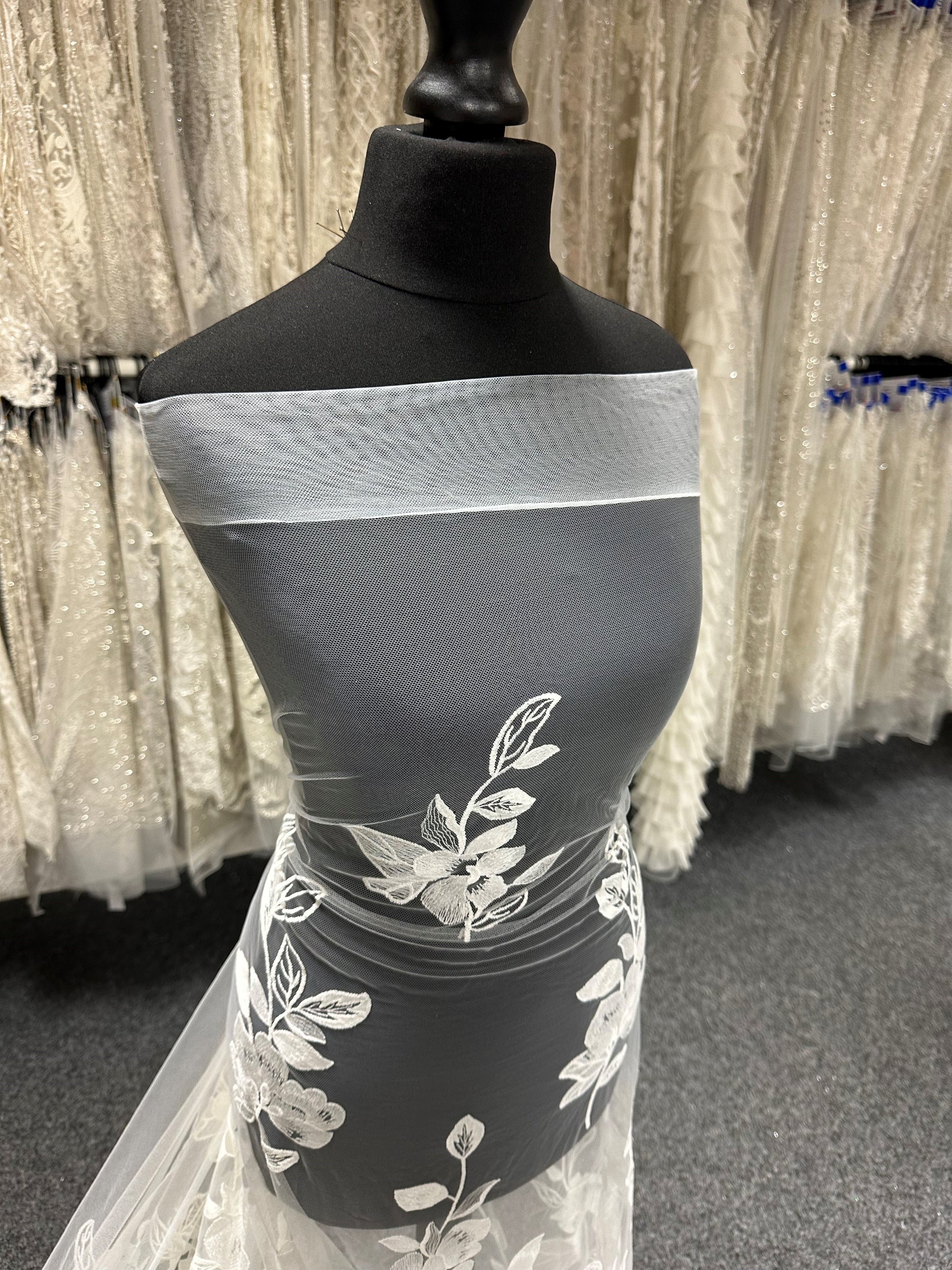 Elfenbeinfarbene bestickte Spitze - EB5049