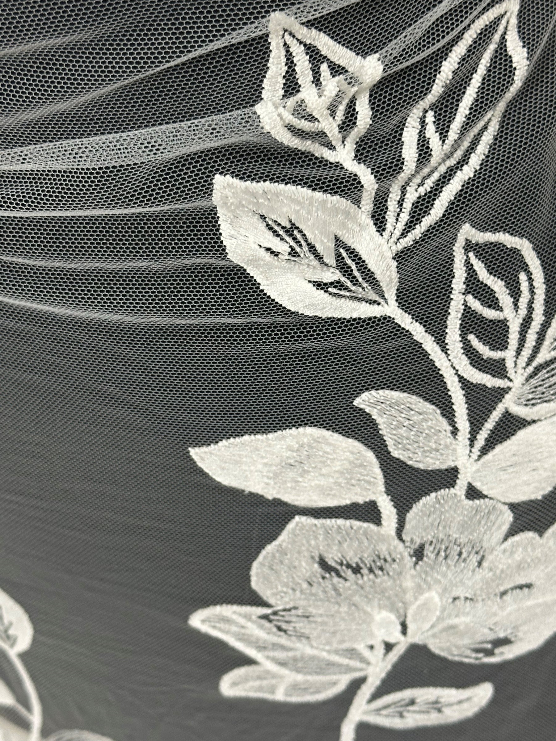 Elfenbeinfarbene bestickte Spitze - EB5049