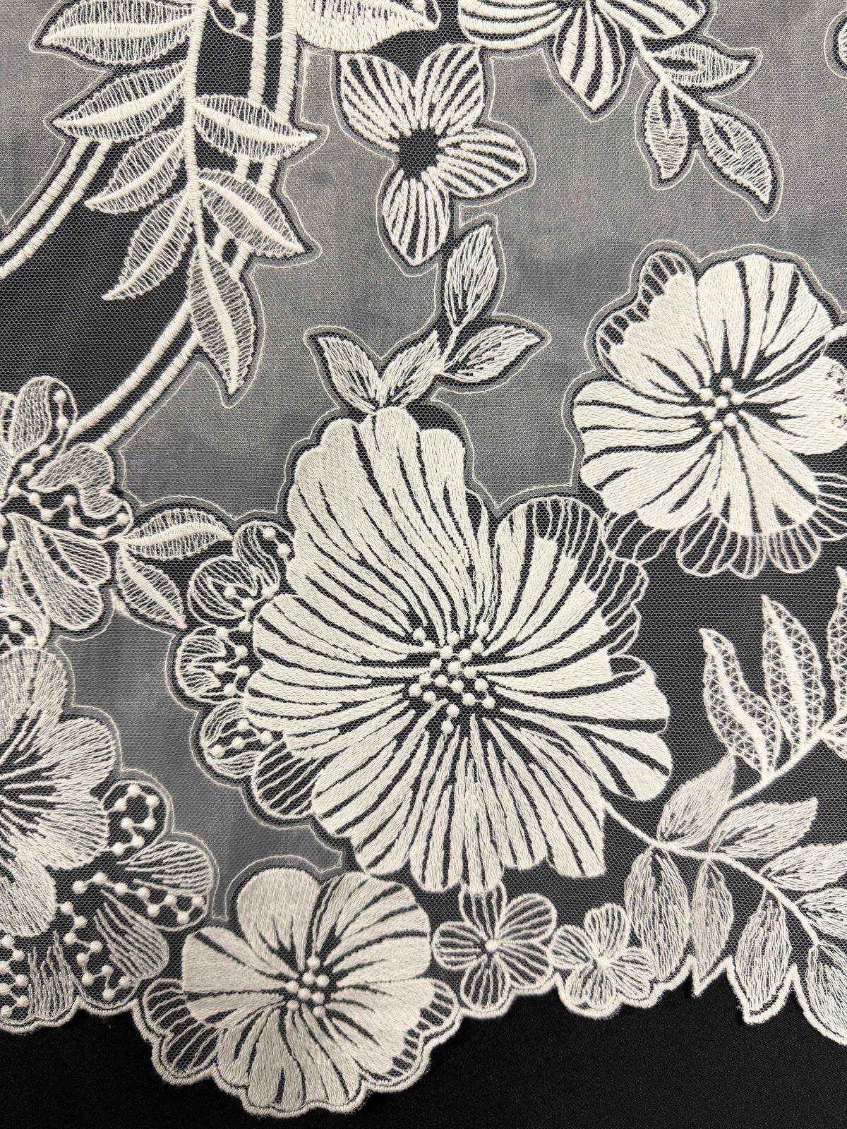 Elfenbeinfarbene Stickerei mit Blumenmuster - EB5057