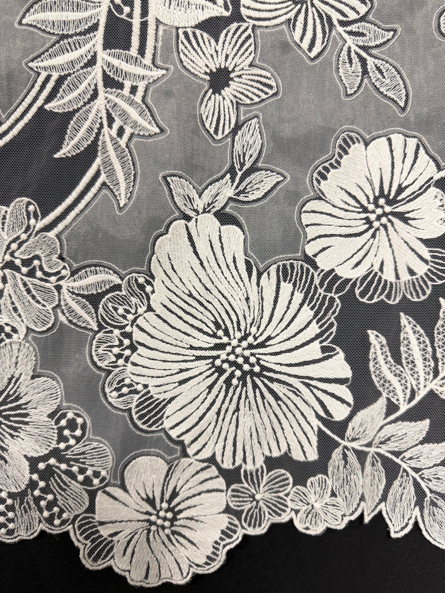 Elfenbeinfarbene Stickerei mit Blumenmuster - EB5057