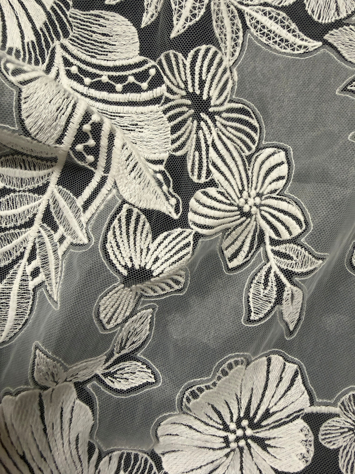 Elfenbeinfarbene Stickerei mit Blumenmuster - EB5057