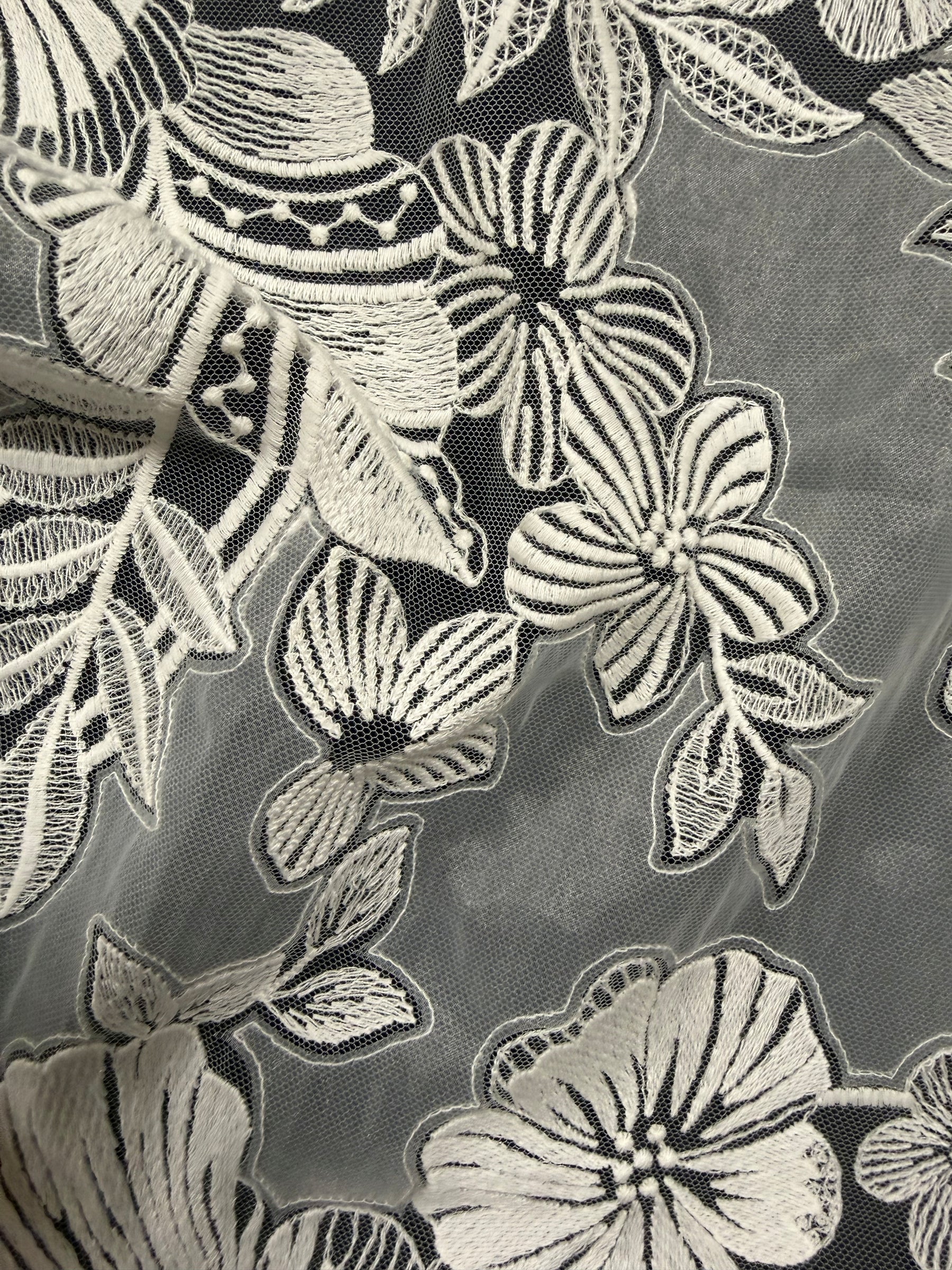 Elfenbeinfarbene Stickerei mit Blumenmuster - EB5057