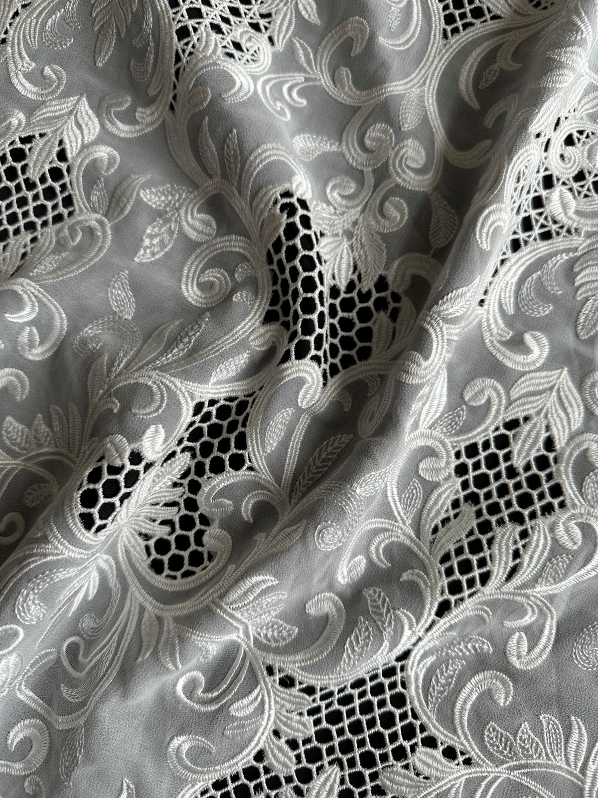 Elfenbeinfarbener, bestickter Georgette - EB6003